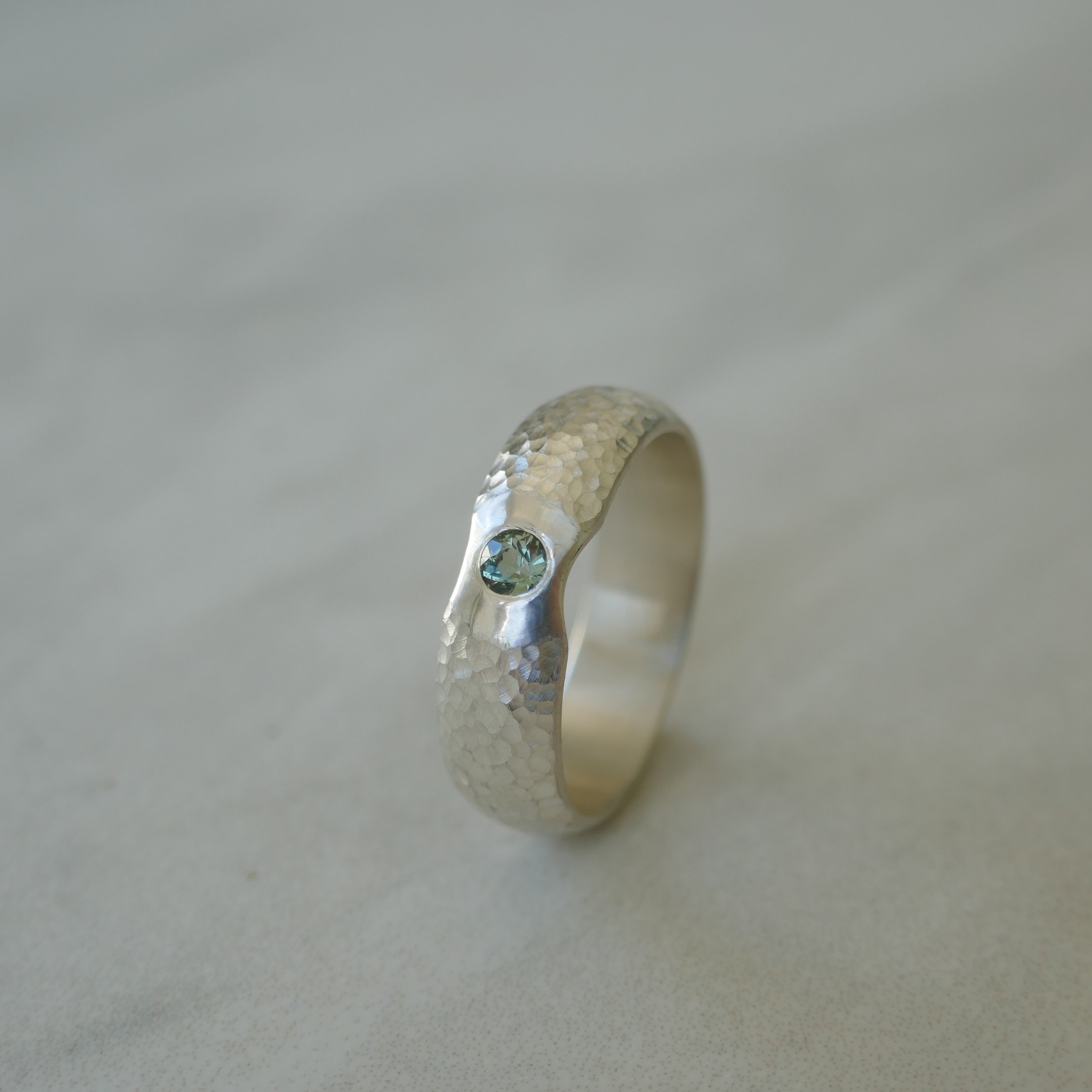 Bague en argent et saphir vert