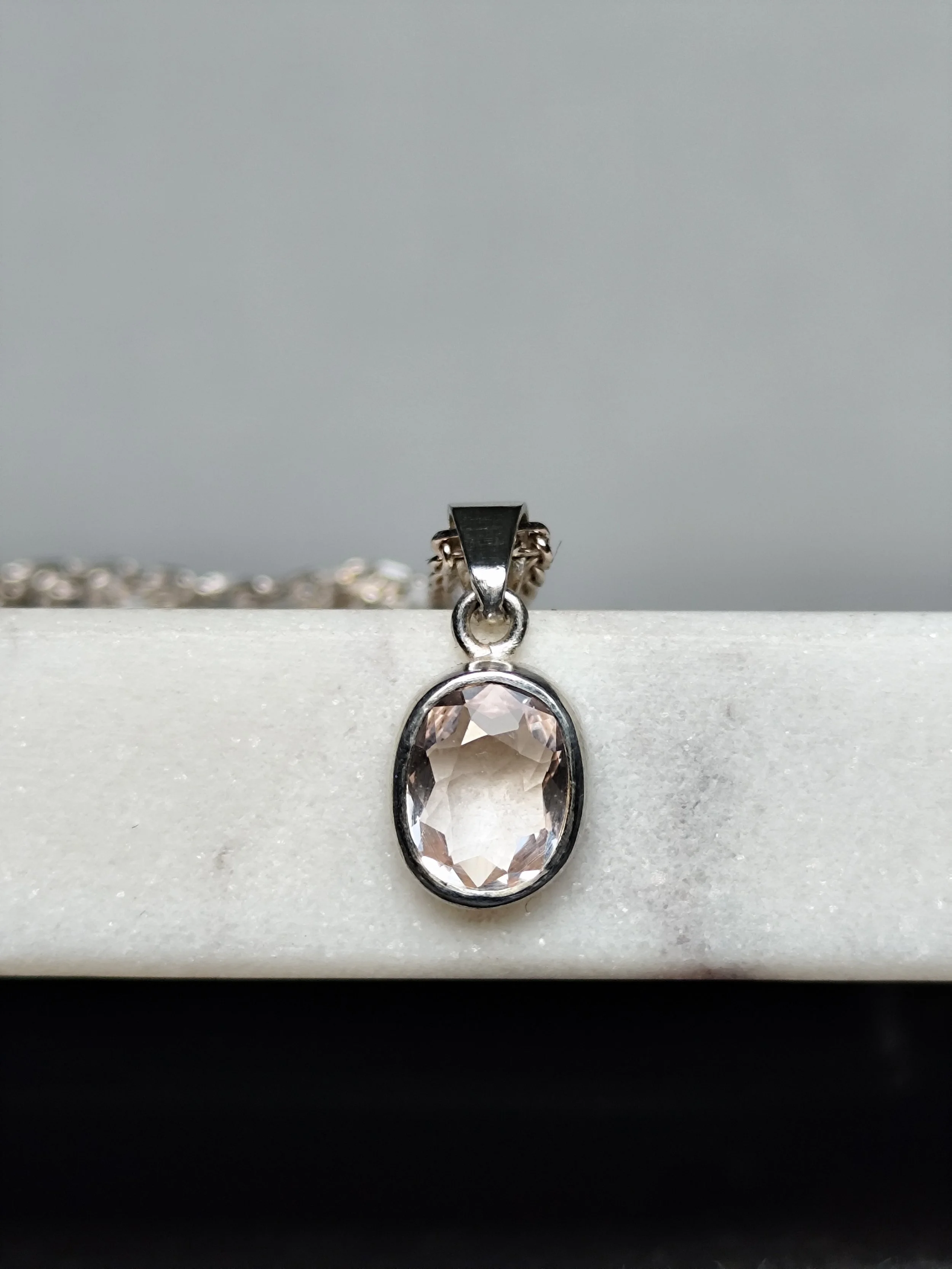 Pendentif en argent et morganite rose clair