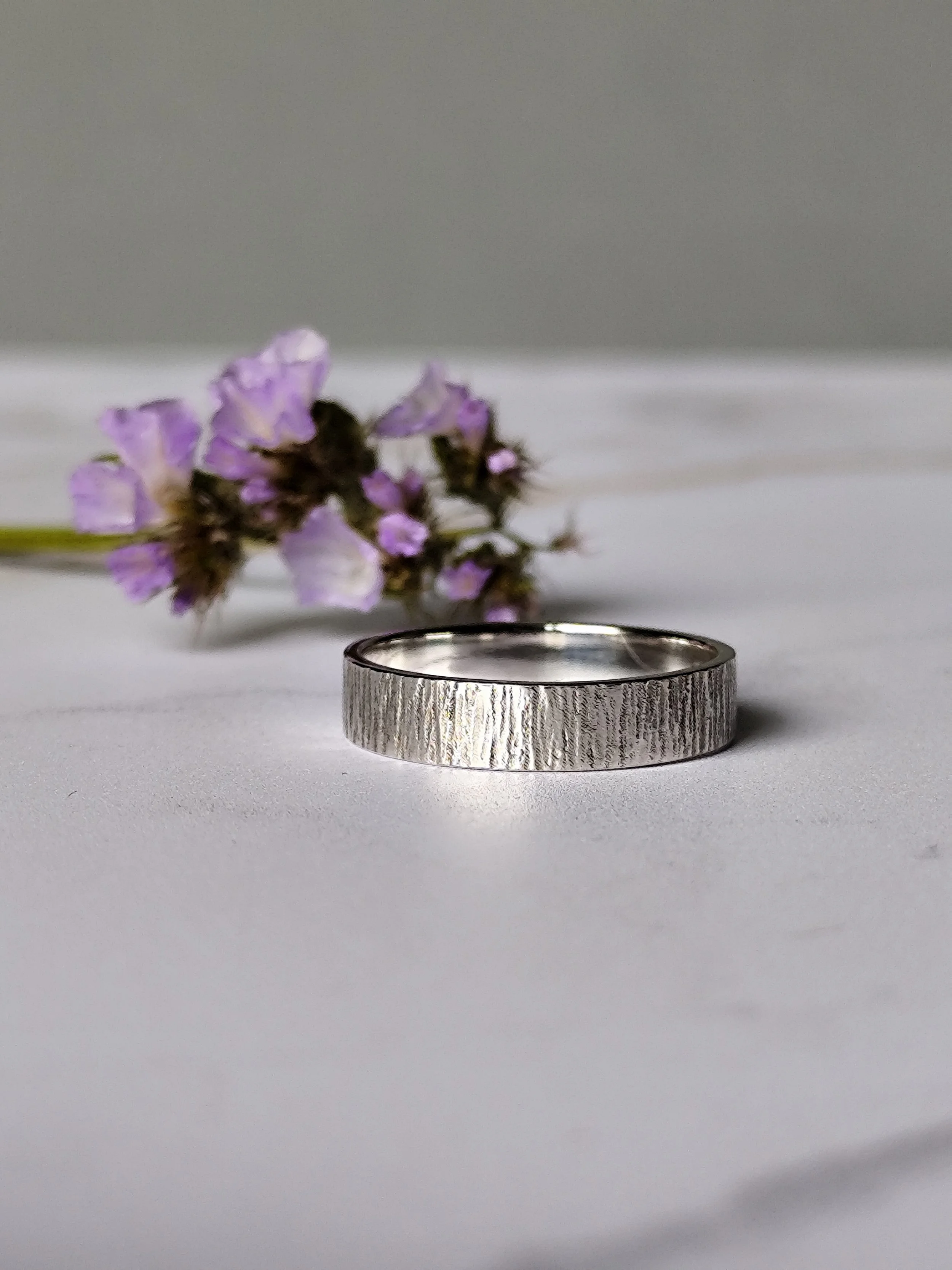 Bague en argent large texture striée
