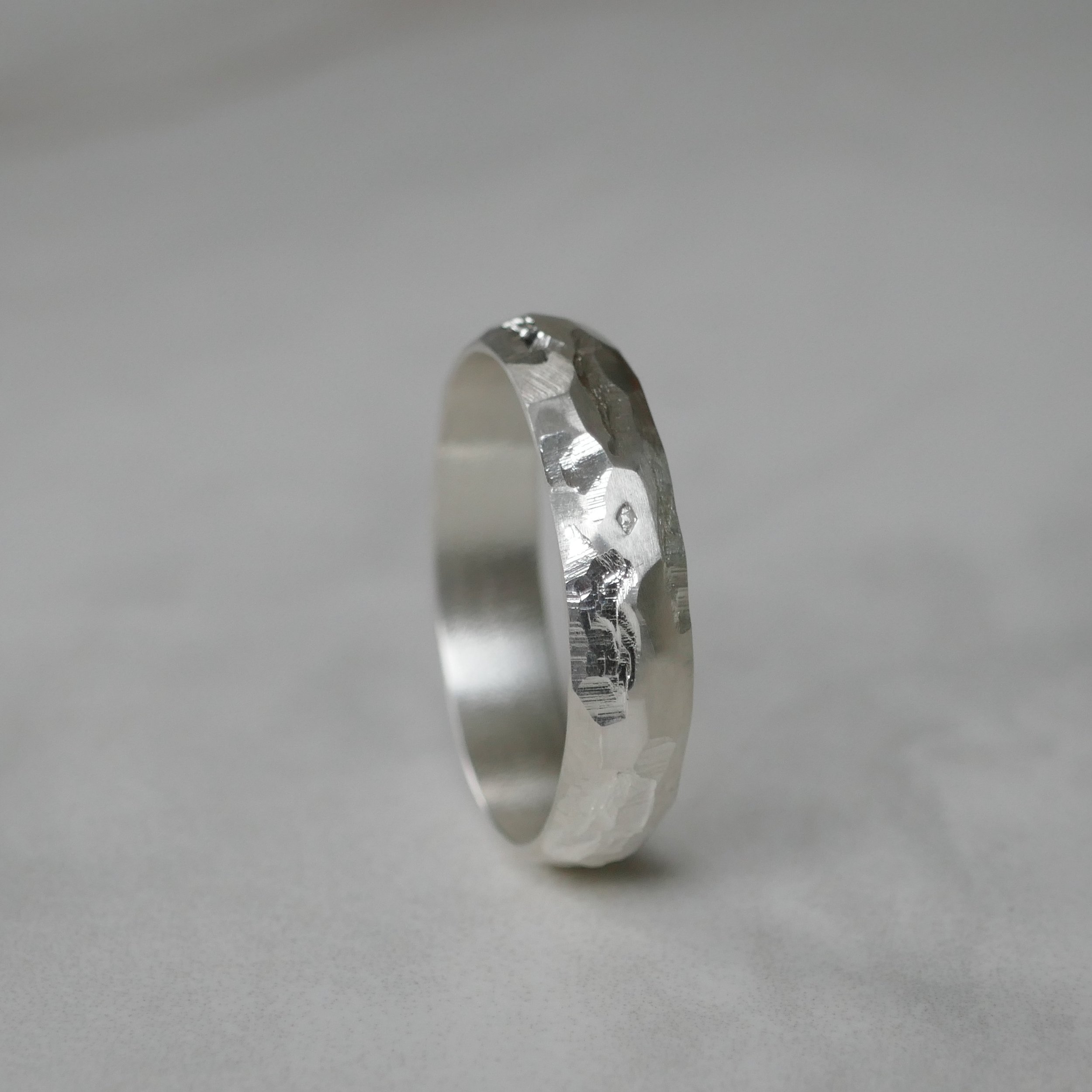 Bague demi-jonc en argent texturé
