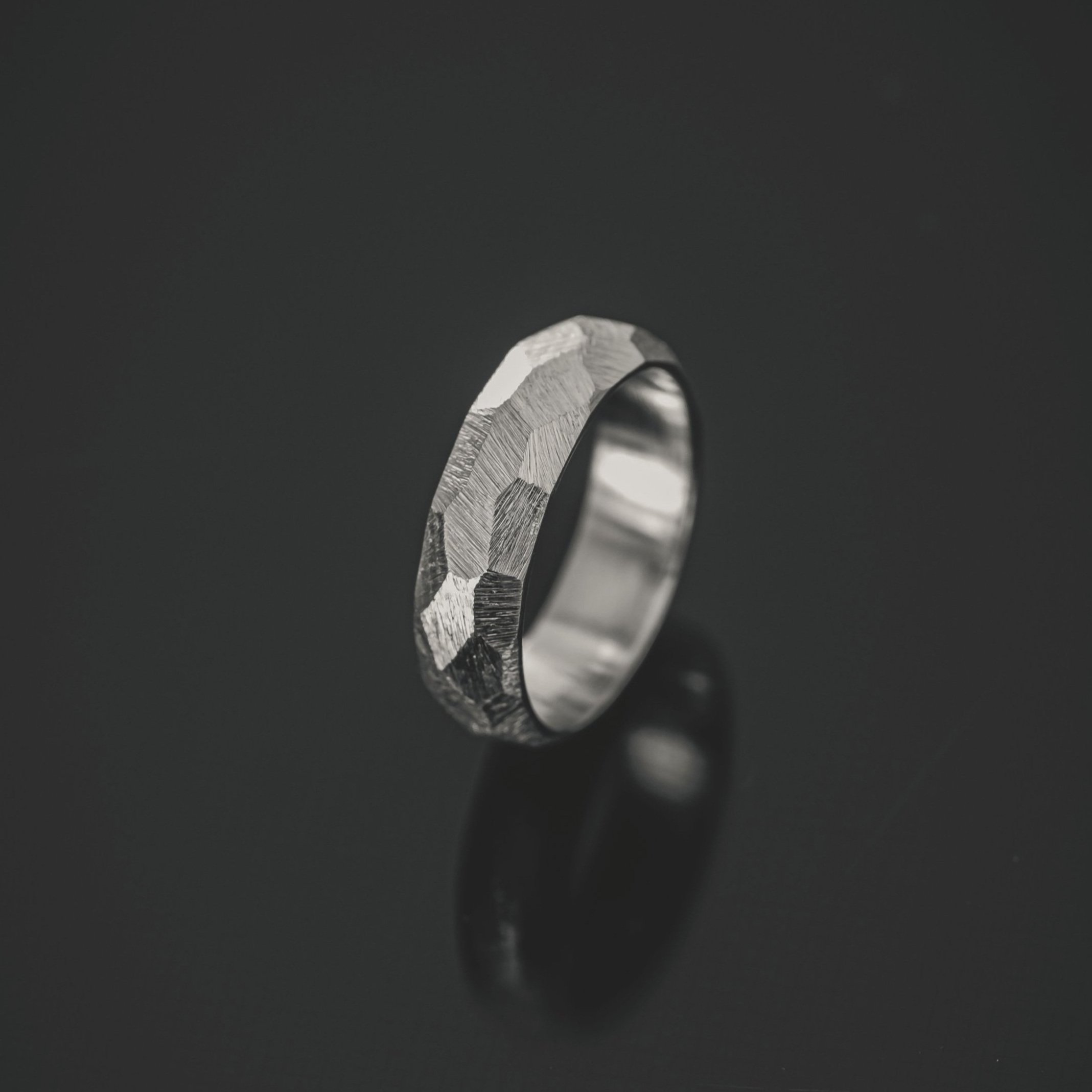 Bague en argent avec facettes brutes