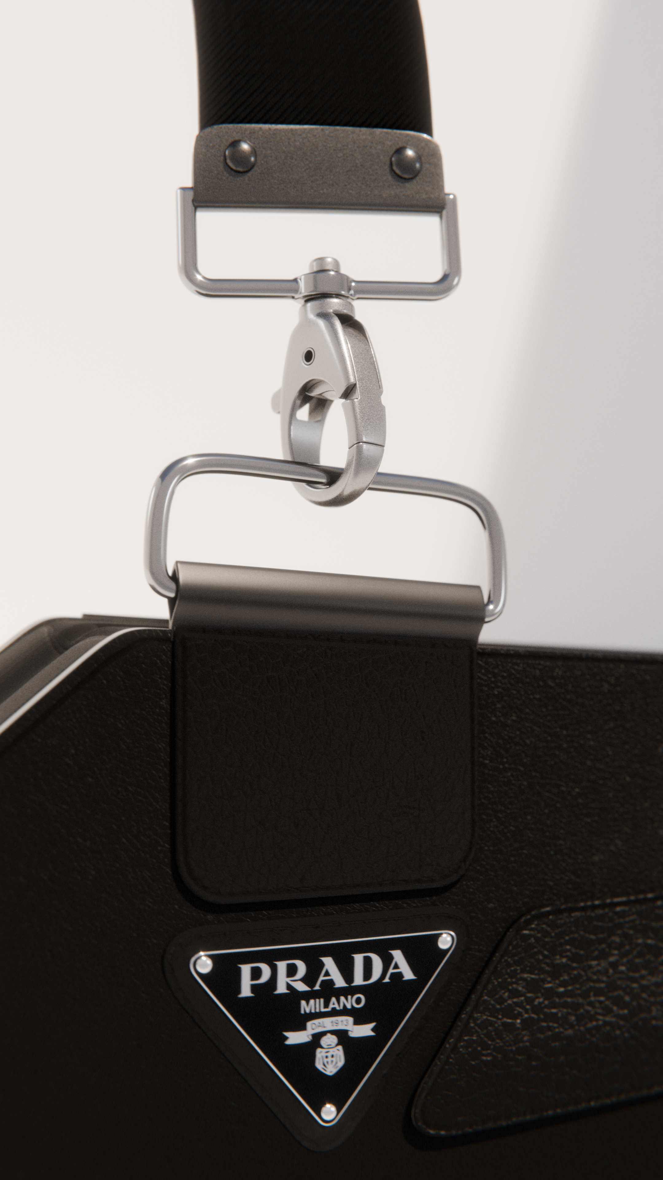 Une photo en gros plan d'un sac à main Prada noir avec une étiquette en forme de triangle marqué 'PRADA MILANO'.