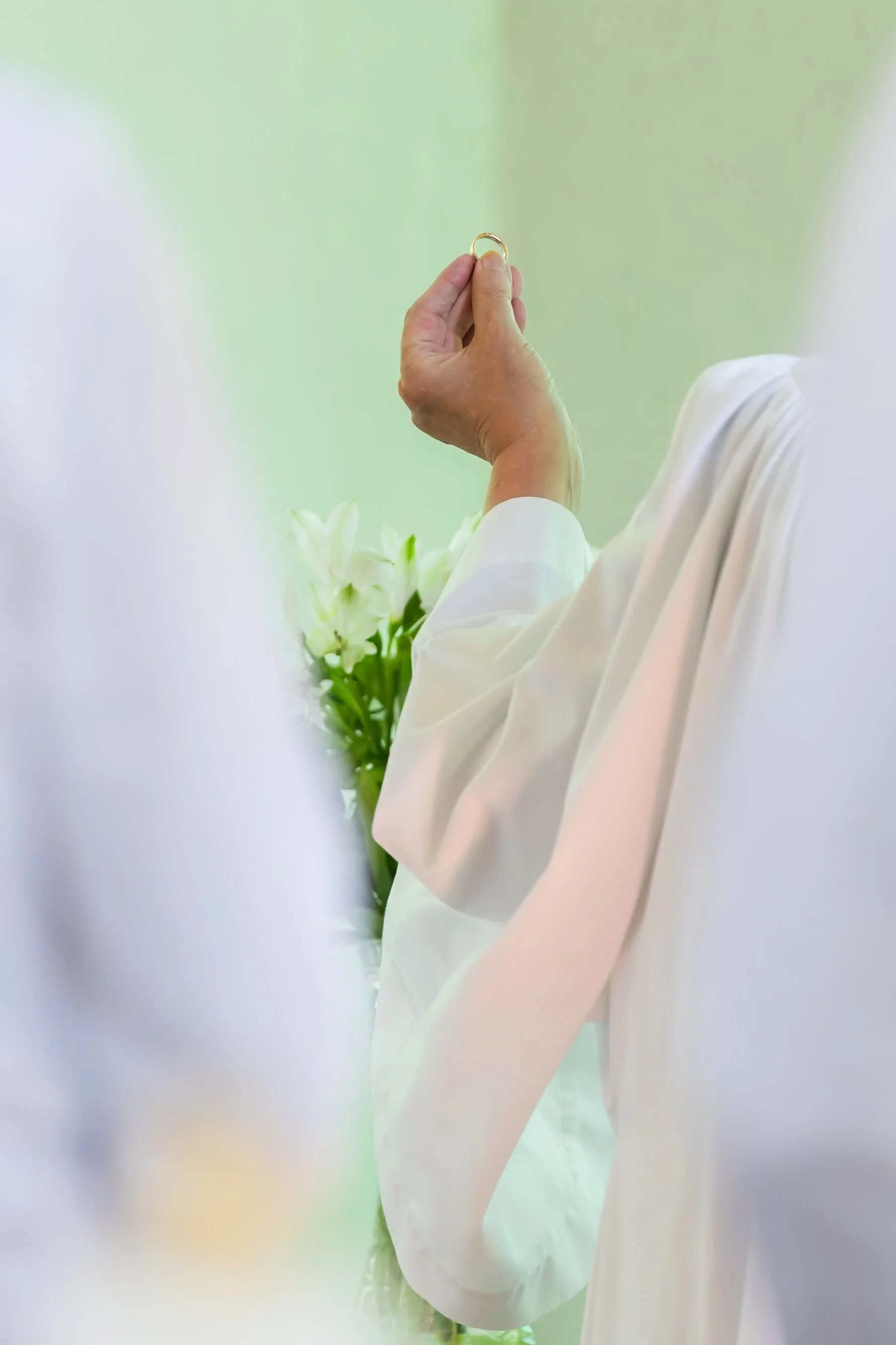 Ringen i närbild under bröllopscermonin, Fotograf Jeanette Lindeskog.jpeg