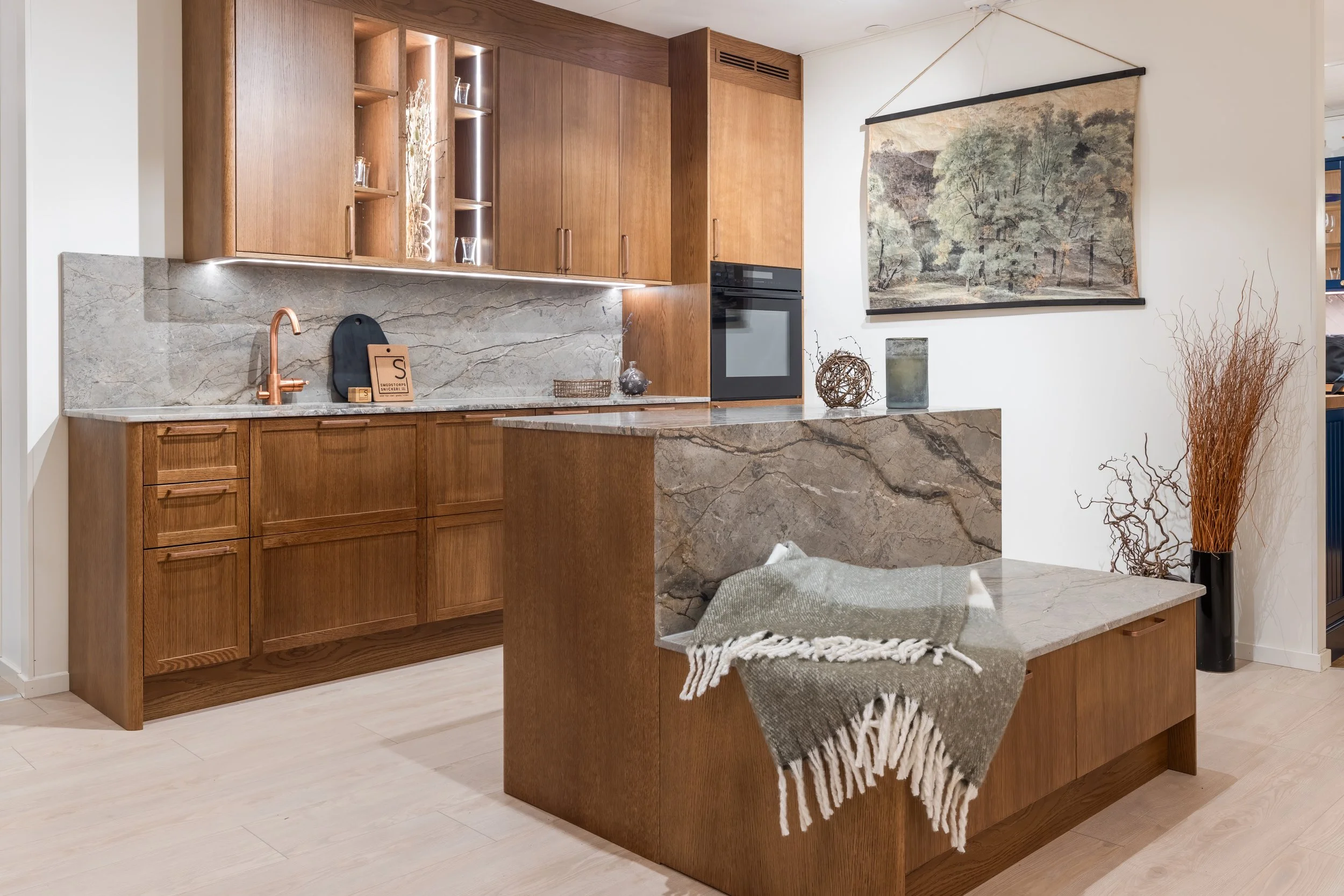 Platsbyggt kök i valnöt från Smedstorps Snickeri med stenbänkskiva och köksö.