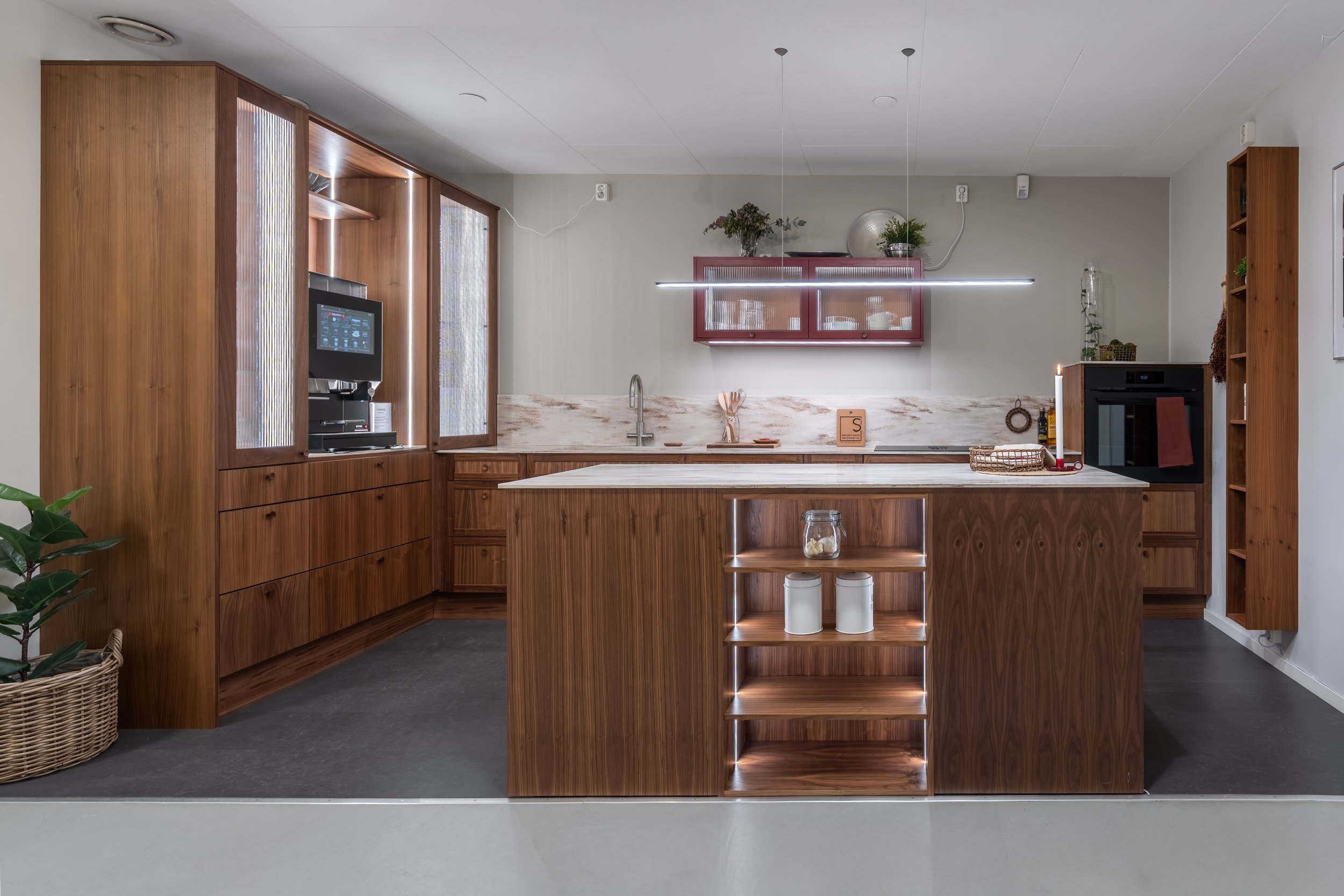 Platsbyggt kök i valnöt från Smedstorps Snickeri med köksö och integrerad förvaring.