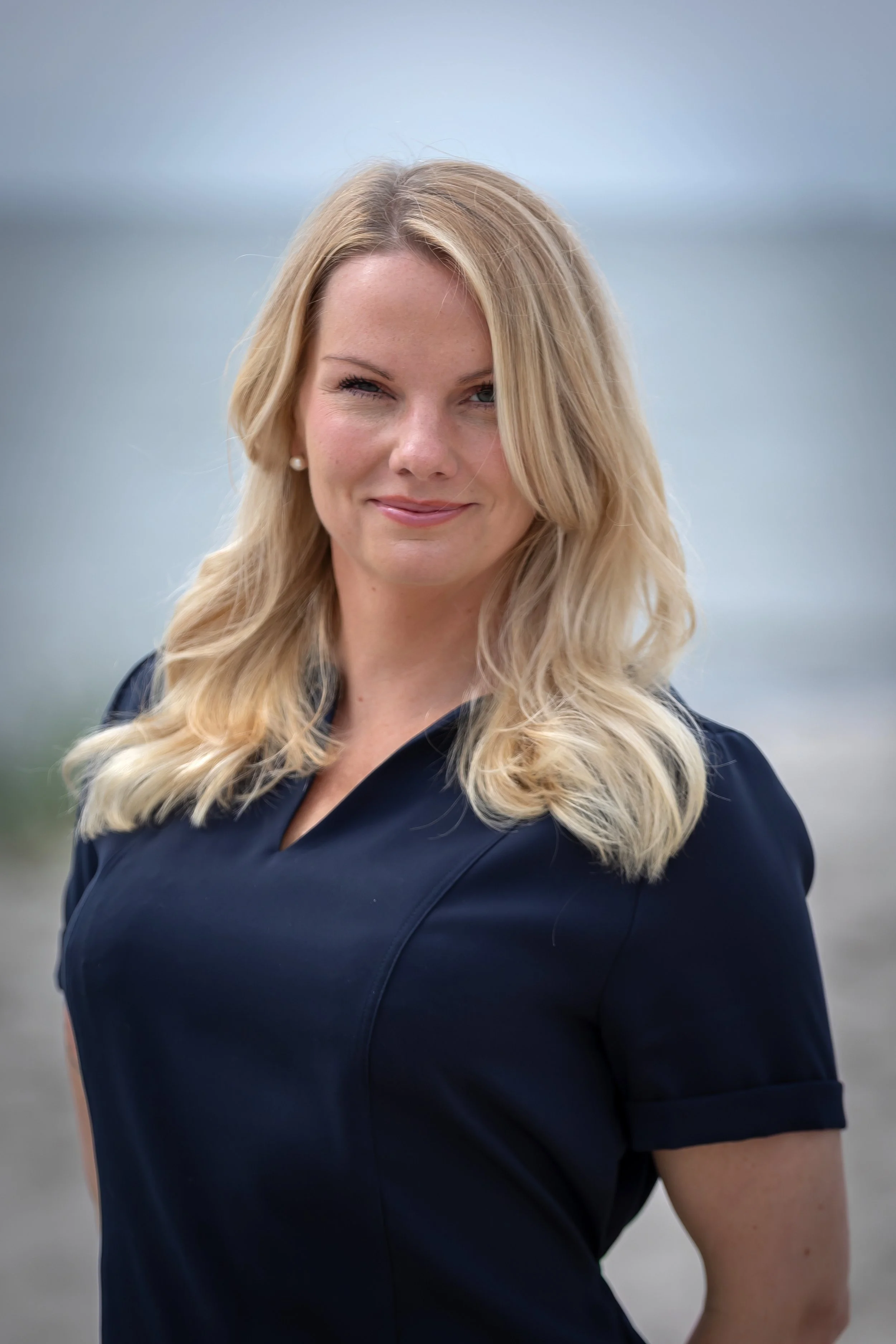 Personligt och professionellt företagsporträtt med naturligt ljus. Företagsfotografering för hemsidor, LinkedIn och marknadsföring i Ystad och Skåne.