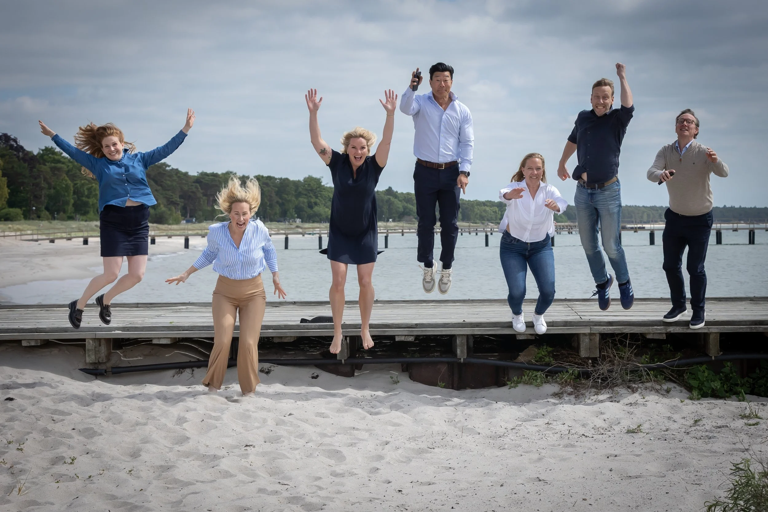 Kreativ företagsfotografering som visar glädje, gemenskap och företagets personlighet. Perfekt för hemsidor, sociala medier och employer branding.