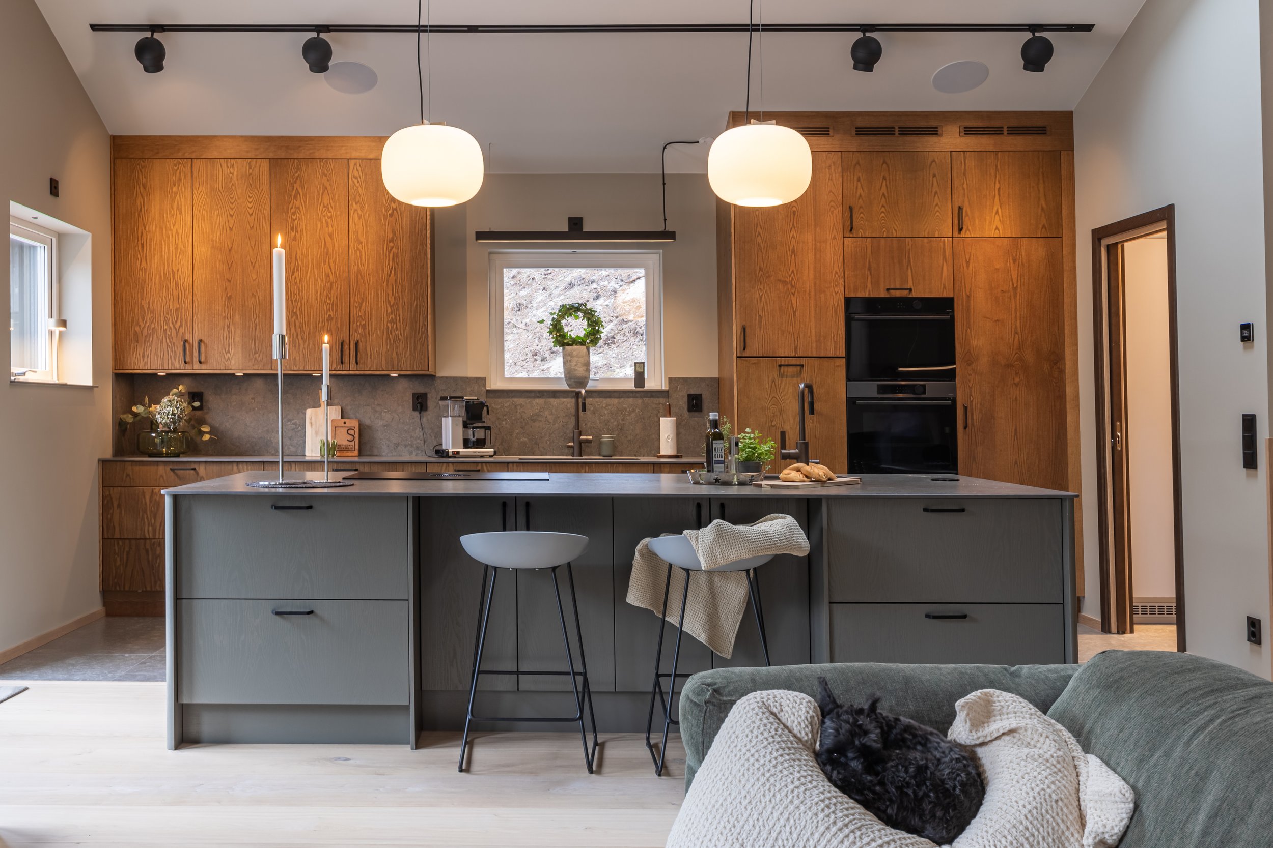 Modernt platsbyggt kök i valnöt från Smedstorps Snickeri med köksö och matplats.