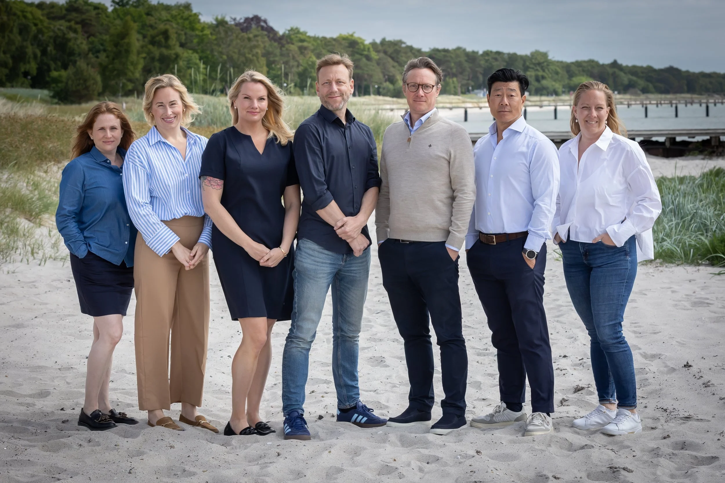 Företagsfotografering med hela personalgruppen i en naturlig miljö. Gruppbilder och företagsporträtt för företag i Ystad, Malmö och övriga Skåne.