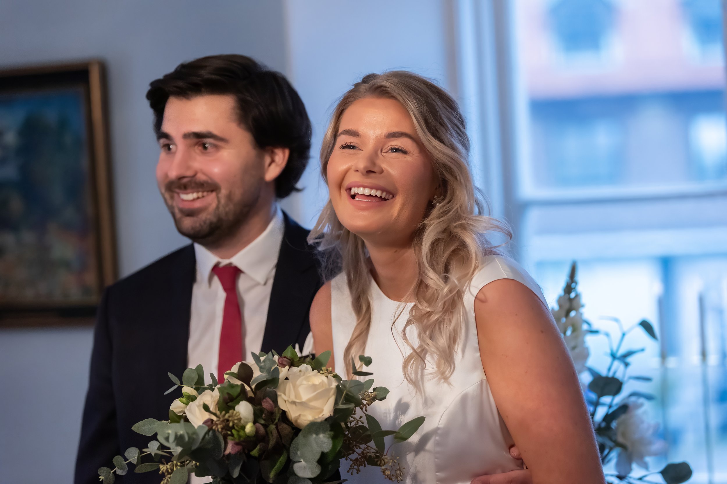 Härligt skratt på bröllopsbild, fotograf jeanette lindeskog.jpg