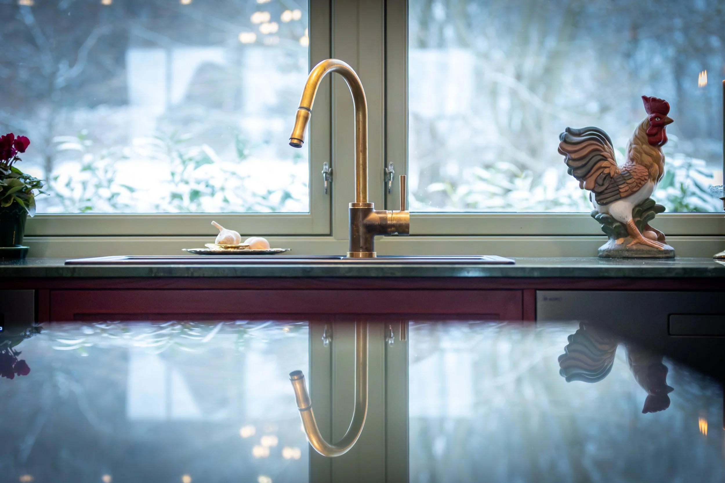 Detaljbild av kökskran vid fönster i platsbyggt kök från Smedstorps Snickeri.