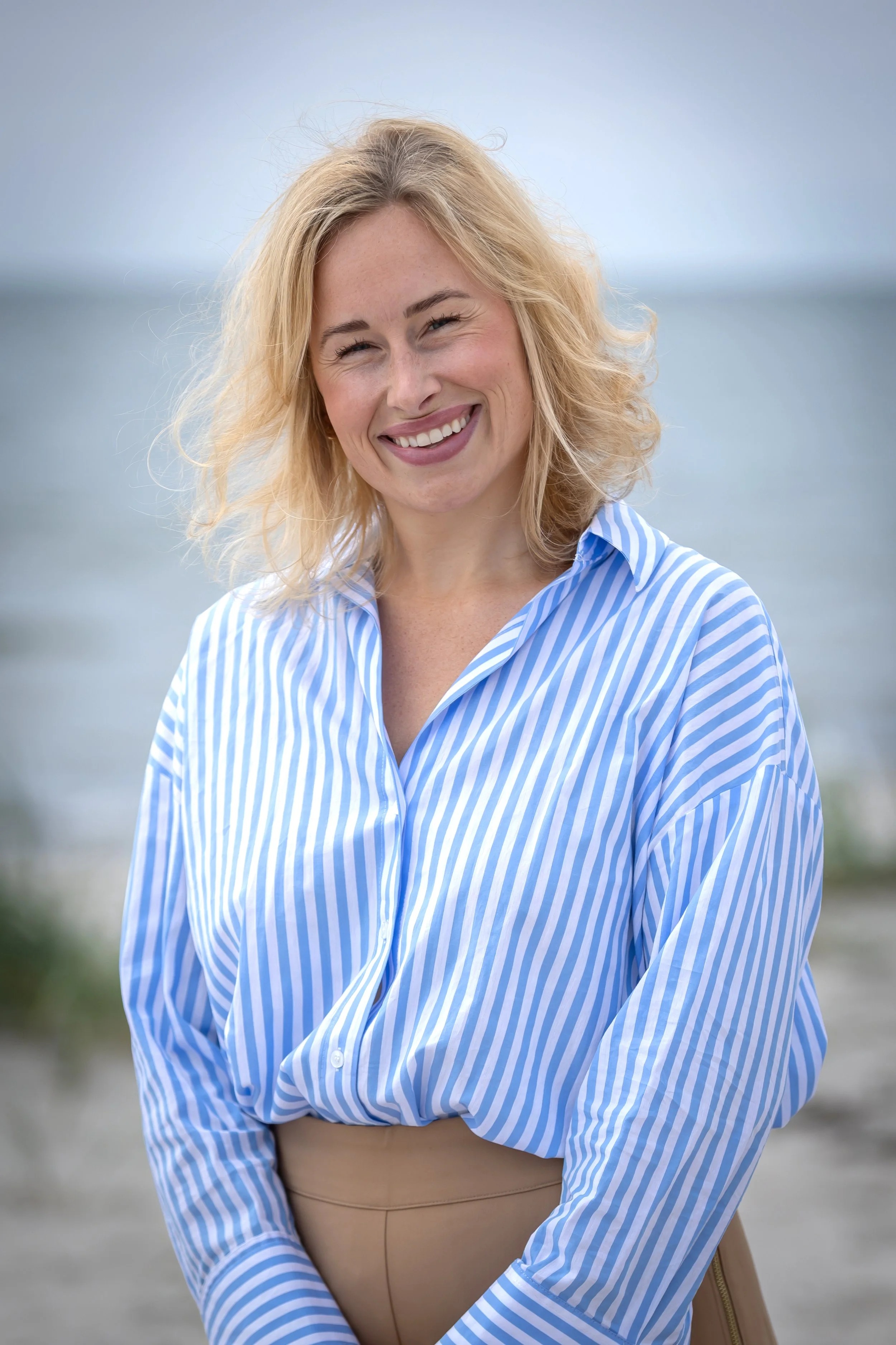 Professionell personalfotografering med moderna företagsporträtt. Fotograf Jeanette Lindeskog hjälper företag i Ystad och Skåne att skapa ett enhetligt och förtroendeingivande intryck.