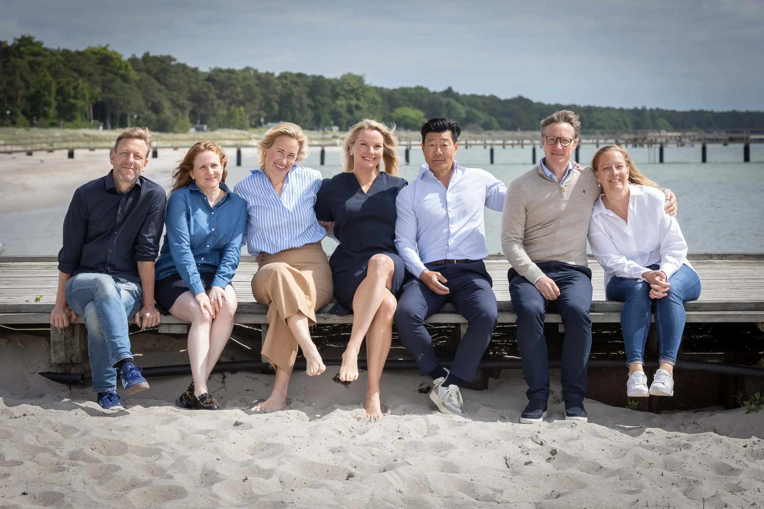 Professionell gruppbild för företag fotograferad på stranden i Ystad. Perfekt för företagets hemsida, marknadsföring och sociala medier.