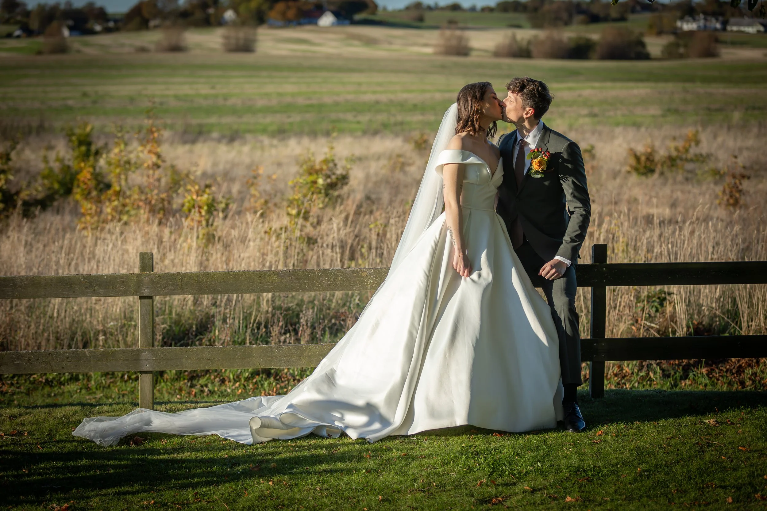 Härlig bröllopsbild i öppna landskap, Fotograf Jeanette Lindeskog, Ystad.jpg