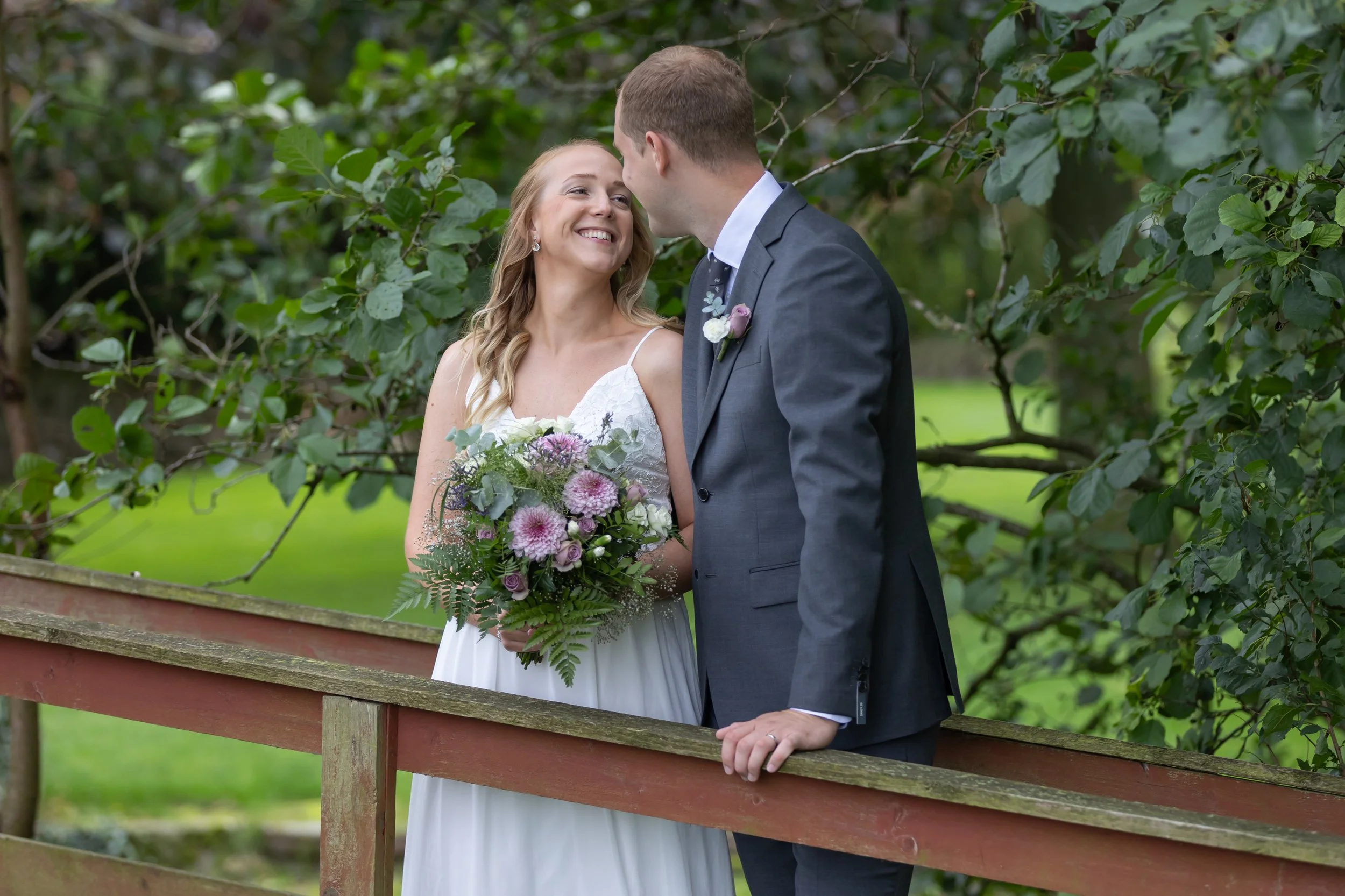 Romantiskt ögonblick efter bröllop, fotograf jeanette lindeskog.jpg
