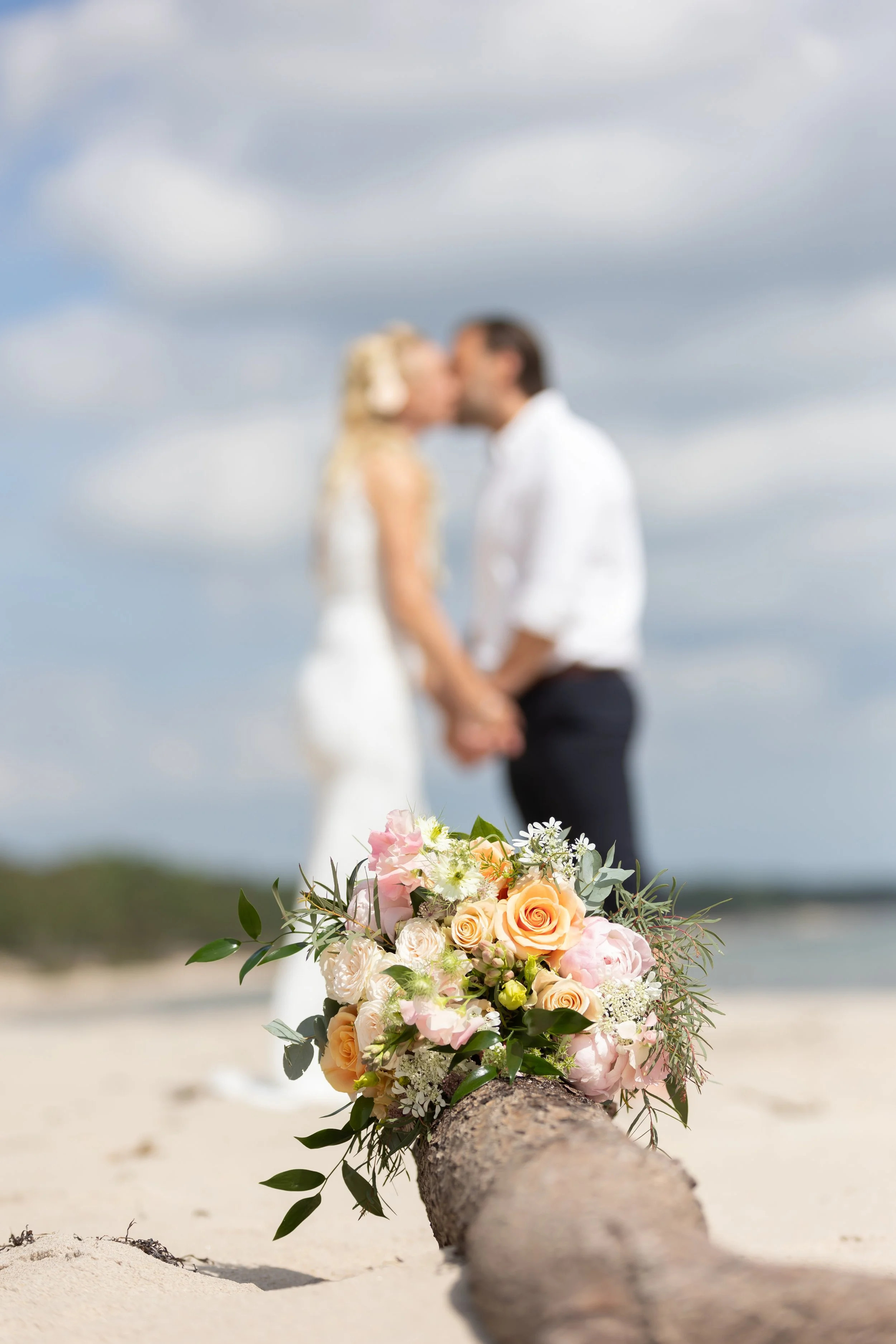 Kyss på stranden efter bröllop, Fotograf Jeanette Lindeskog, Ystad.jpg