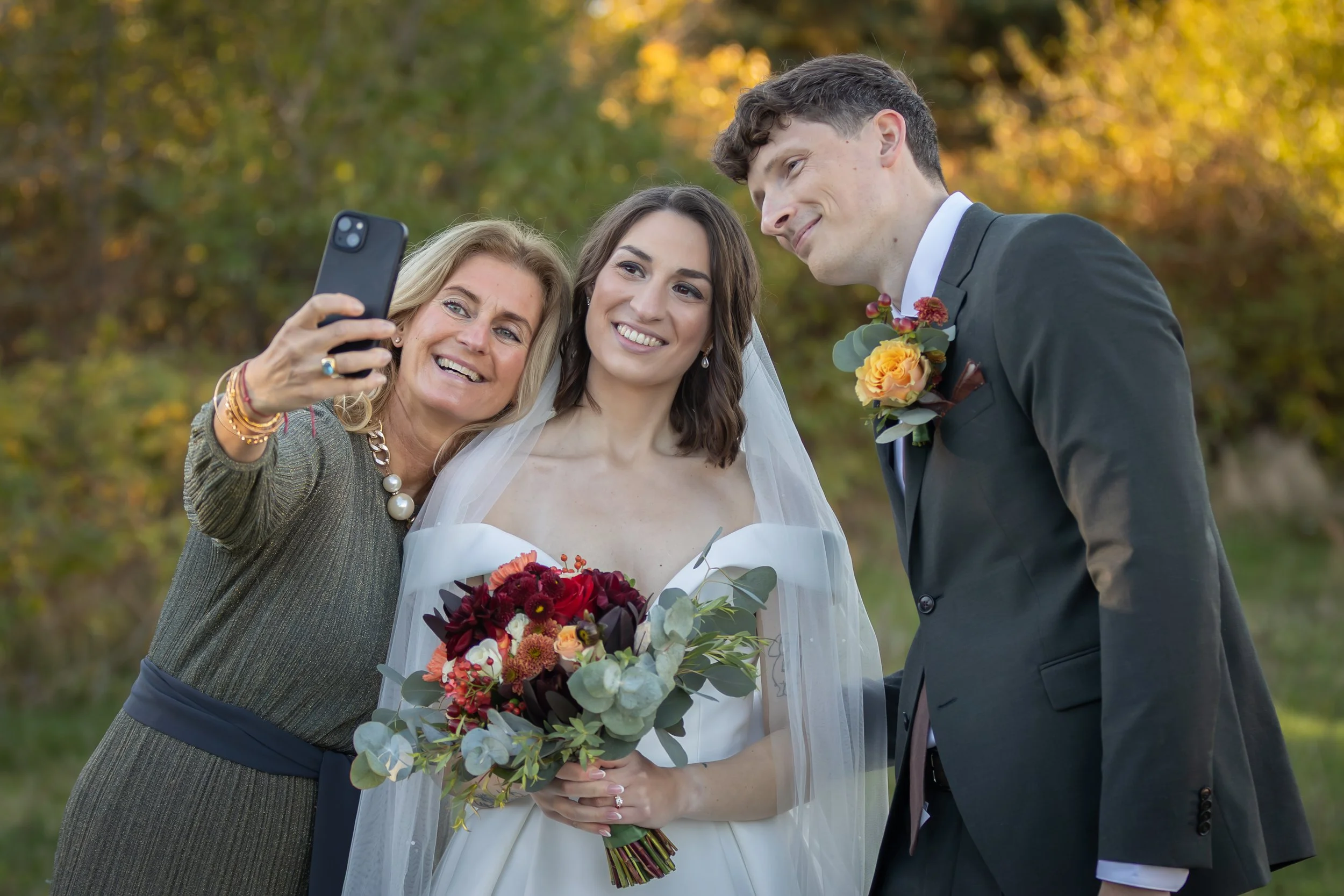 Selfie med släkten på bröllopsfotografering,Fotograf Jeanette Lindeskog, Ystad.jpg