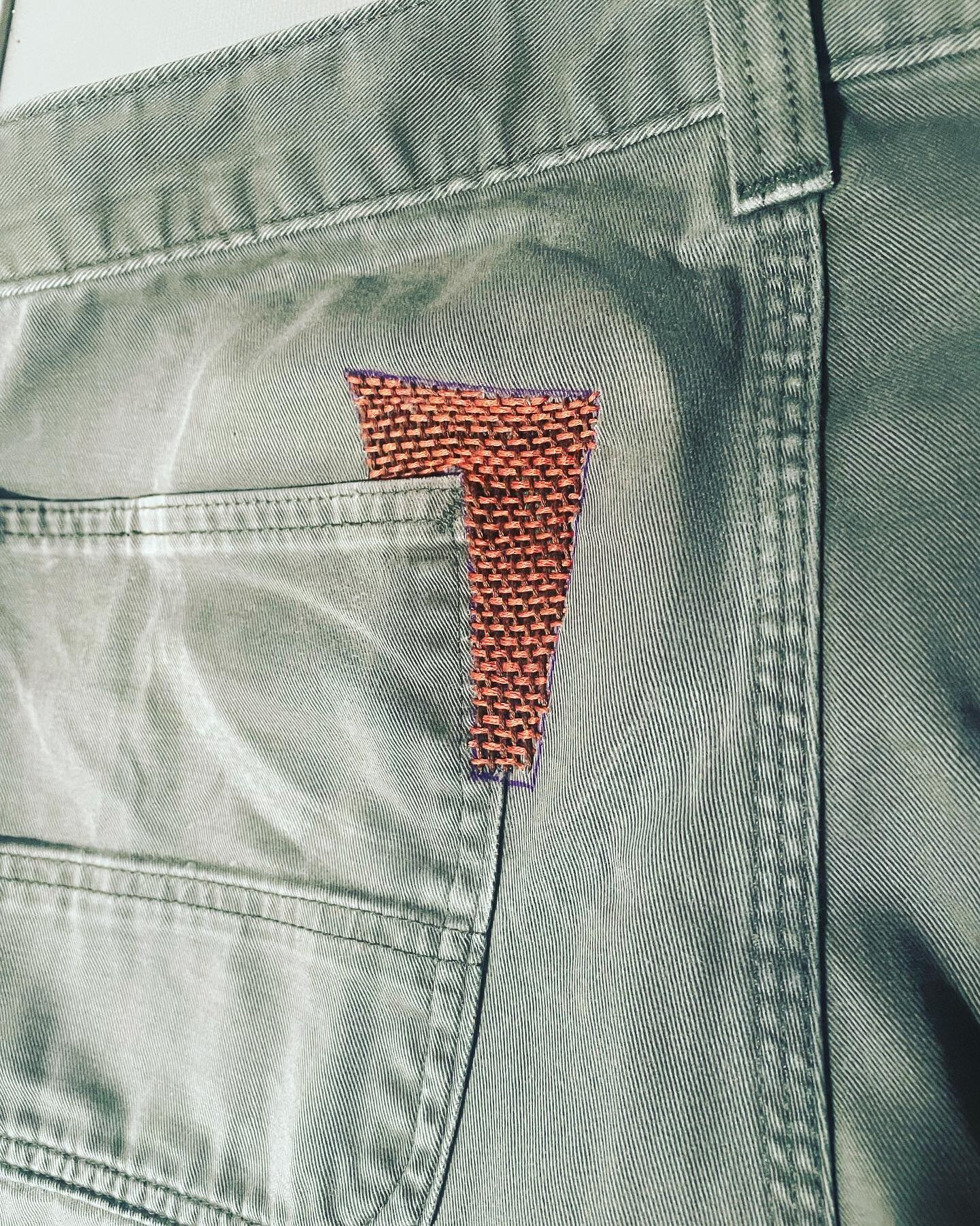 P A T C H I N G is my favorite way to extend the life of my clothing! I&rsquo;m so proud to say that my boyfriend took it upon himself to make this woven patch on his @carhartt work pants. He is constantly tearing them at the pockets and the belt loo