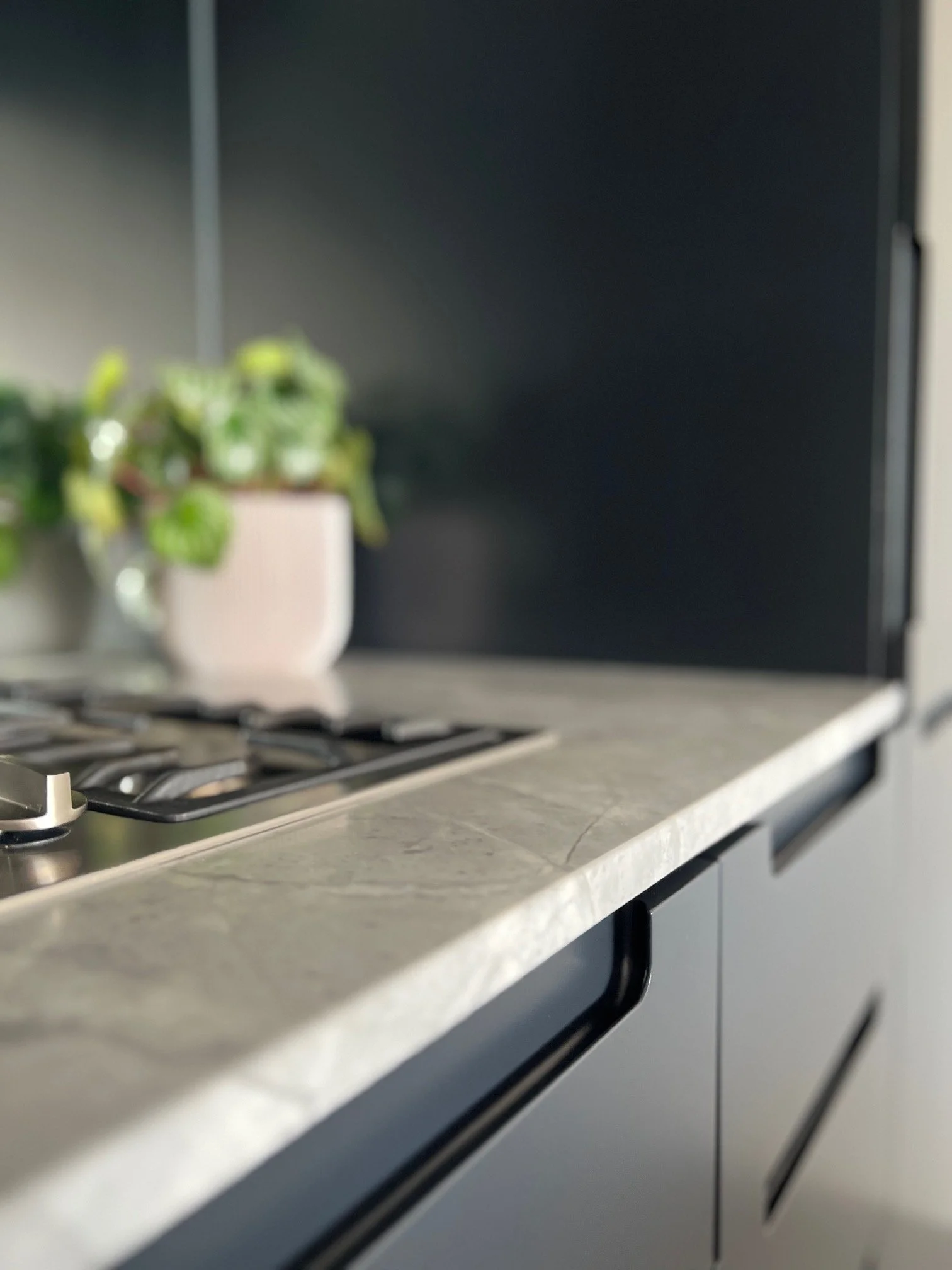 Kitchen finger pull design