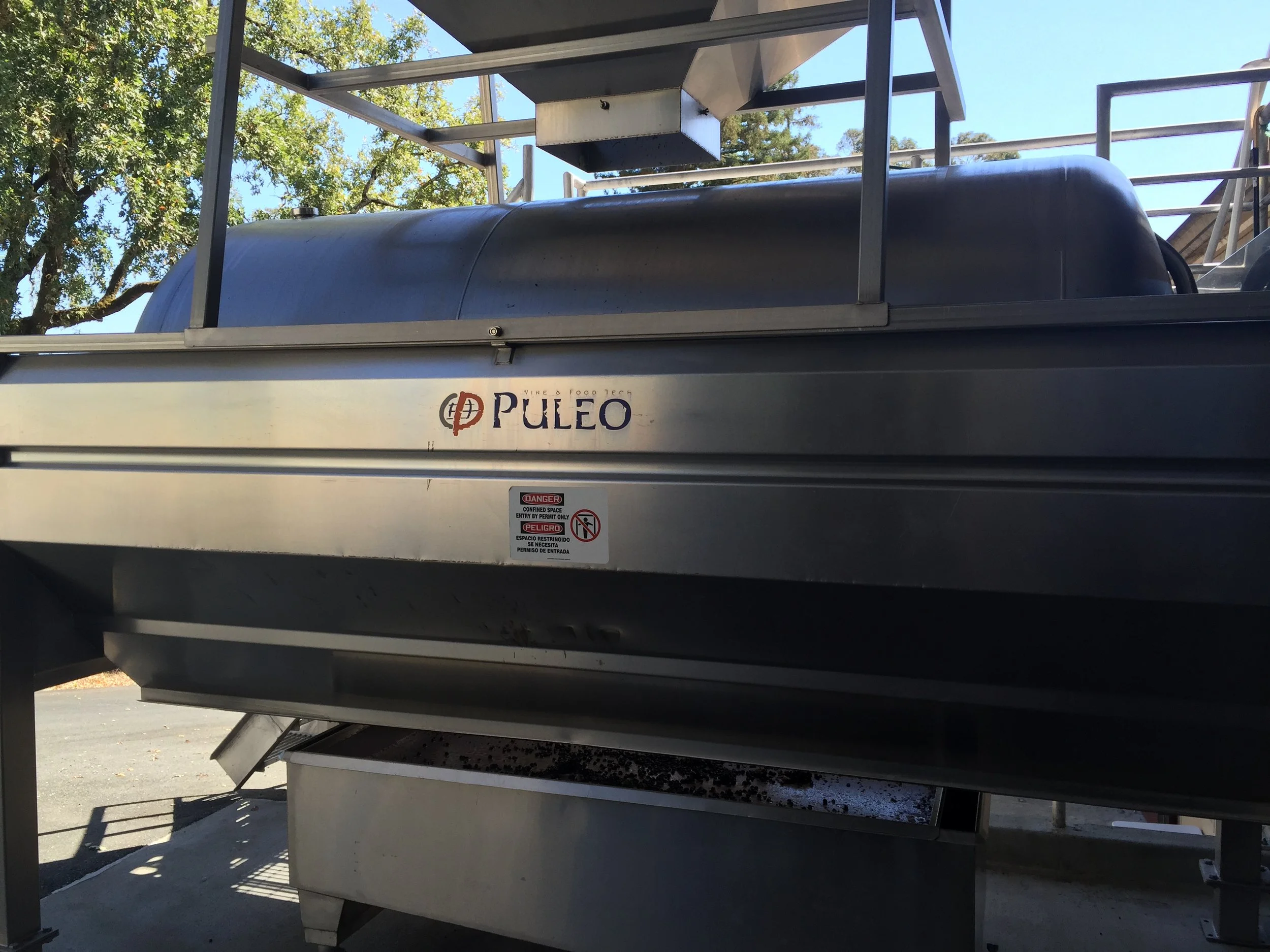 picture of a 6 ton plater grape press.