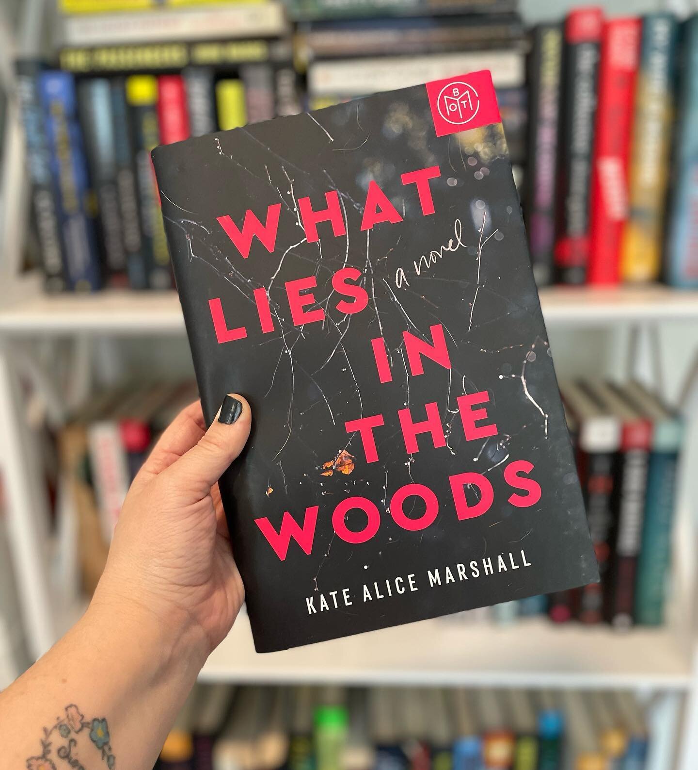 📖 WHAT LIES IN THE WOODS by Kate Alice Marshall

🕵🏻 Three young girls survive a serial killer and put him in prison. They were heroes. They were liars. 

Decades later, when their monster dies in prison, Naomi, Cass and Liv get back together. Liv 