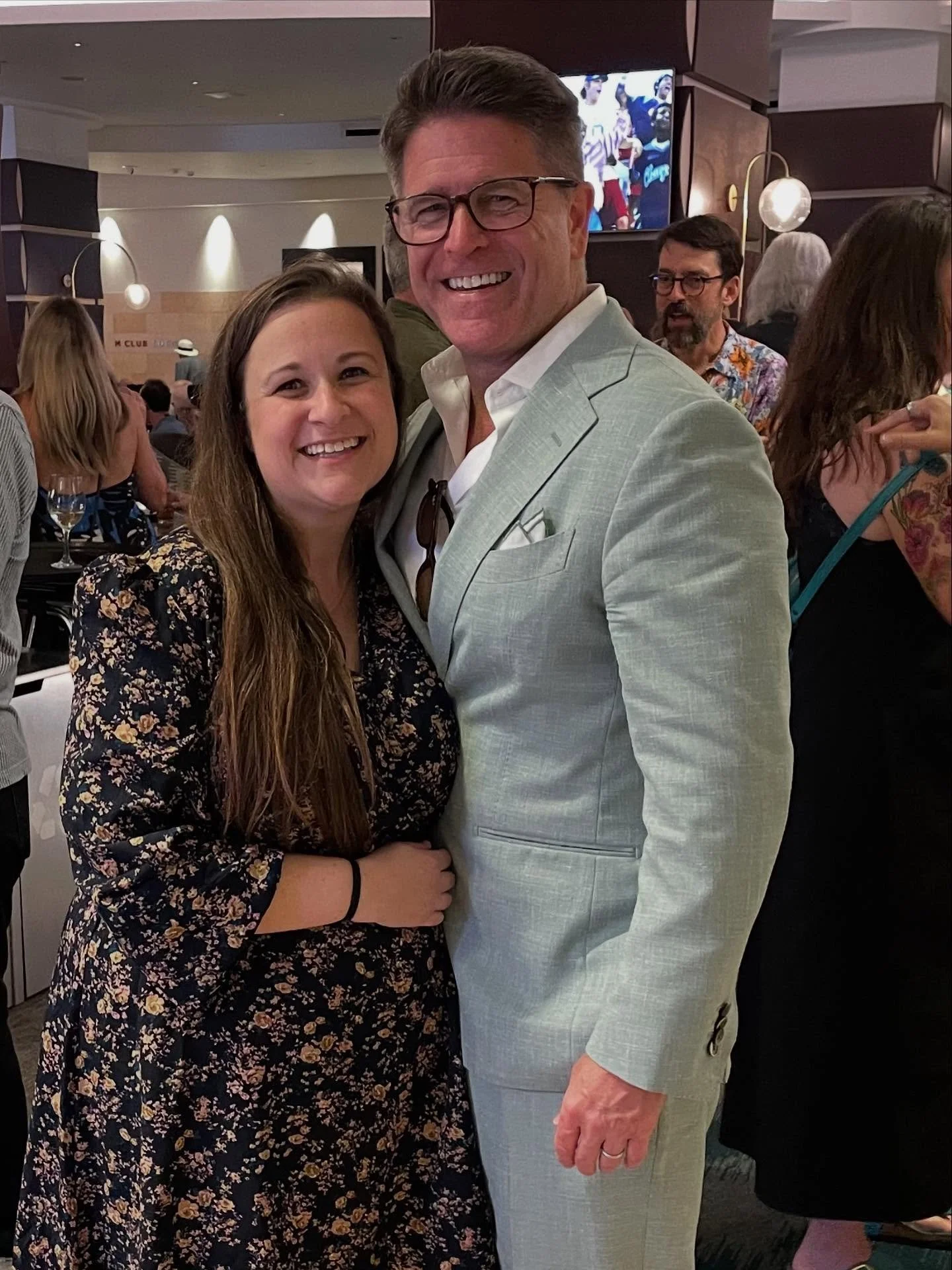 That time at Bouchercon when @realbradthor assistant told me to hard launch my writing career by getting a pic with him. 😂😂 (I don&rsquo;t remember your name! Come find me friend!) Let&rsquo;s hope this works! 😂

Lovely night. Great people. Too ma