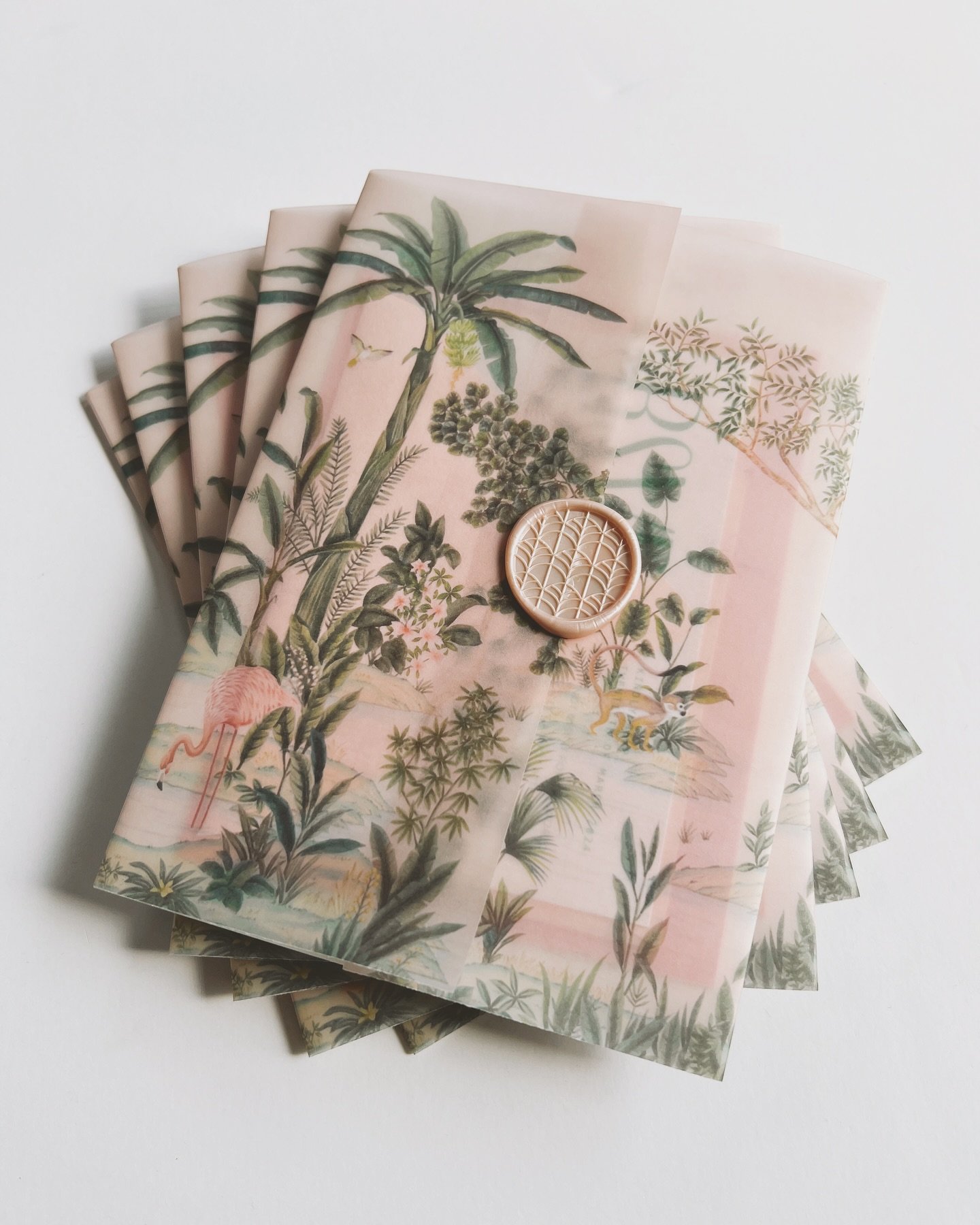 Palm Beach Chic vellum wraps for A&amp;D's wedding invitations with @_calicurated_ 

#weddinginvitations #weddinginspiration #springwedding #velluminvitation #invitationdesign #stationerydesign #palmbeachchic