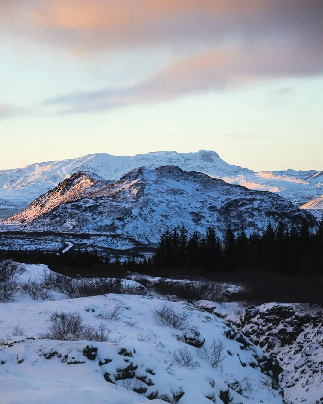 A picture perfect scene. I think I fell in love with Iceland, thinking back on my trip in January and I&rsquo;m still not over it. I miss the views but maybe not the weather 🥶
.
.
.
.
#Iceland #travel #travelphotography #canon #canonphotography #mou