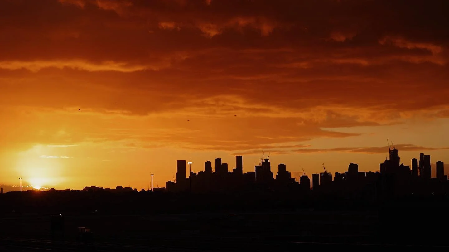 &bull; CITY VIEWS &bull;

Who doesn&rsquo;t love an epic #sunrise. Best #workview