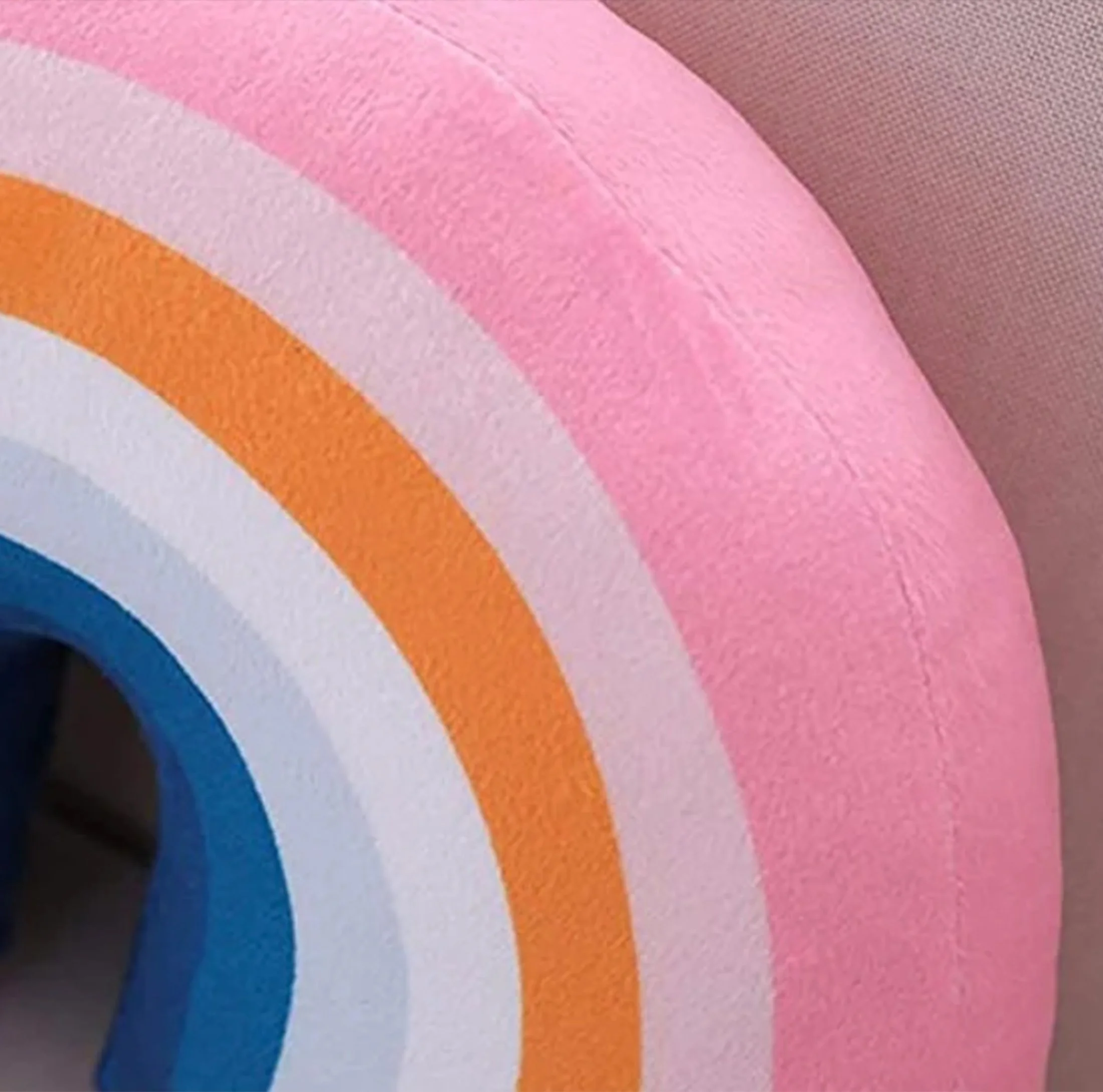 RAINBOW-PILLOW_lunadelmar_2023_03.jpg