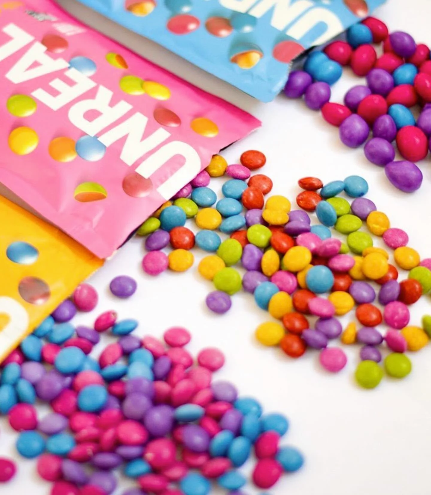 Plant-based sweets that spark joy 🦄

No corn syrup, no dyes, no guilt. Just playfully pure indulgence.

UNREAL chocolate gems now available @lunadelmar.co 

#CandyConscious #Lunadelmar #OrganicCandy #organicsweetness