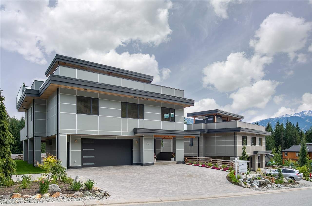Bear Paw Trail paired residential homes in Whistler with expansive rooftop decks and mountain views by Golden Spruce.