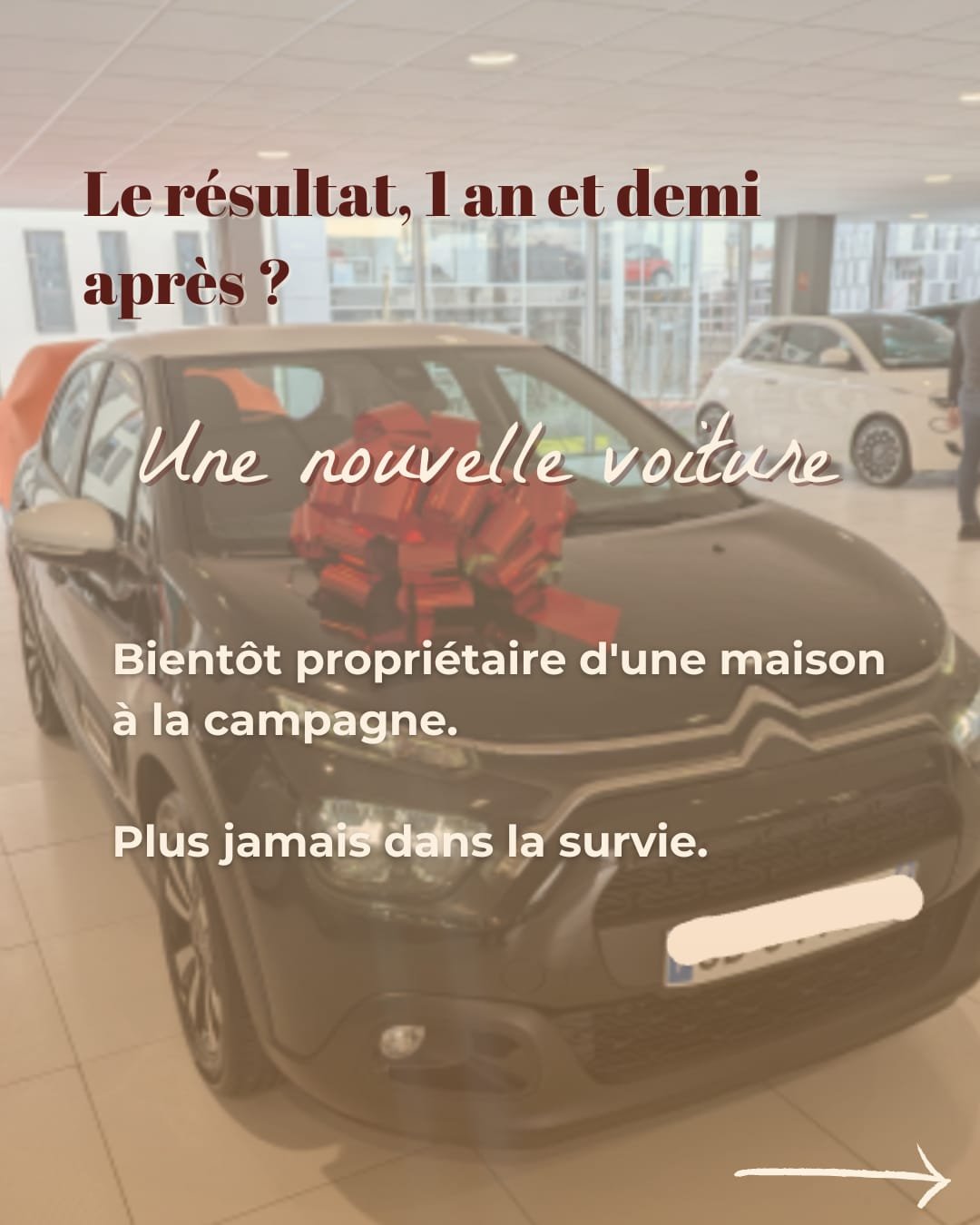 Une voiture noire dans un showroom avec un gros ruban rouge au centre du véhicule, texte en français annonçant une nouvelle voiture et des résultats après un an et demi, avec des voitures blanches en arrière-plan.