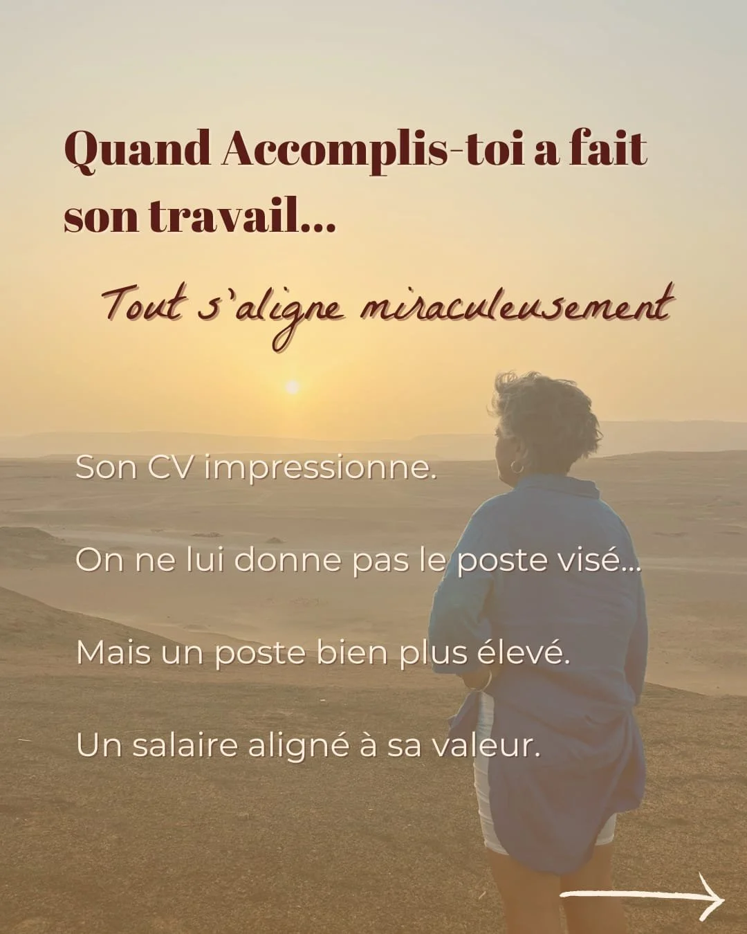 Une femme regarde un coucher de soleil dans un paysage désertique. Le texte sur l'image parle de la satisfaction de voir un CV impressionnant obtenir un poste supérieur, même si on ne lui donne pas le poste visé.