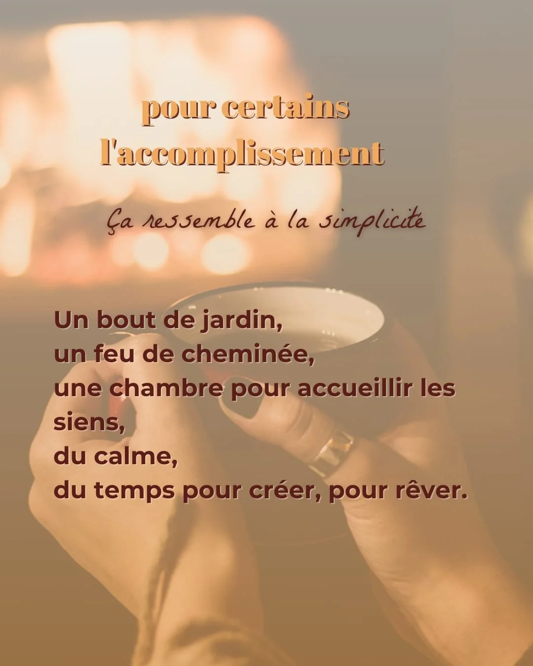 Une personne tient une tasse à la main dans un cadre chaleureux et cosy, avec un feu de cheminée en arrière-plan et un fond de lumière douce.