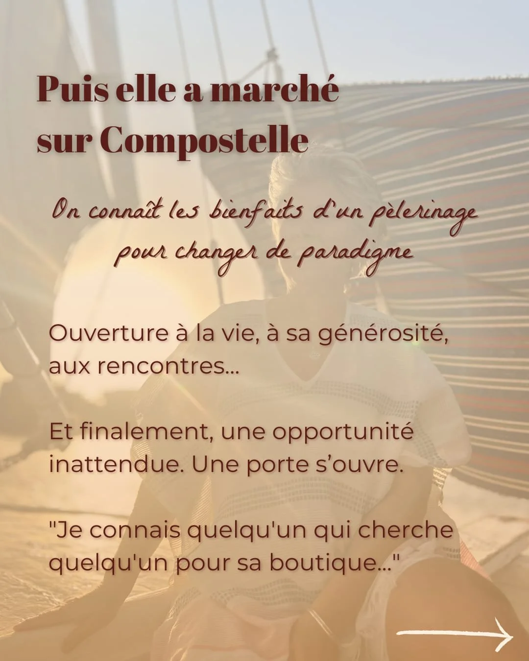 Une femme assise sur une plage au coucher du soleil, avec un texte en français sur l'image évoquant une expérience de pèlerinage sur Compostelle, ses bienfaits, et une opportunité inattendue.
