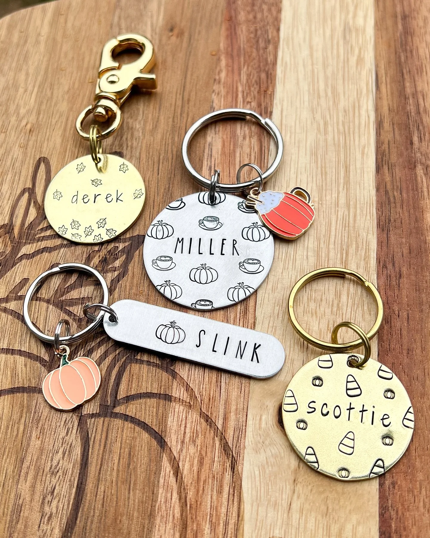 𝒕𝒉𝒆 𝒔𝒑𝒐𝒐𝒌𝒚 𝒄𝒖𝒕𝒆 𝒄𝒐𝒍𝒍𝒆𝒄𝒕𝒊𝒐𝒏 𝒊𝒔 𝒉𝒆𝒓𝒆! ✨🕸️
&bull;
explore eight brand-new pet tag designs, enamel charms, seasonal slow feeder colors, and fun fall silicone baking molds!
&bull;
#viviscollection #shopsmall #spookycute #supp