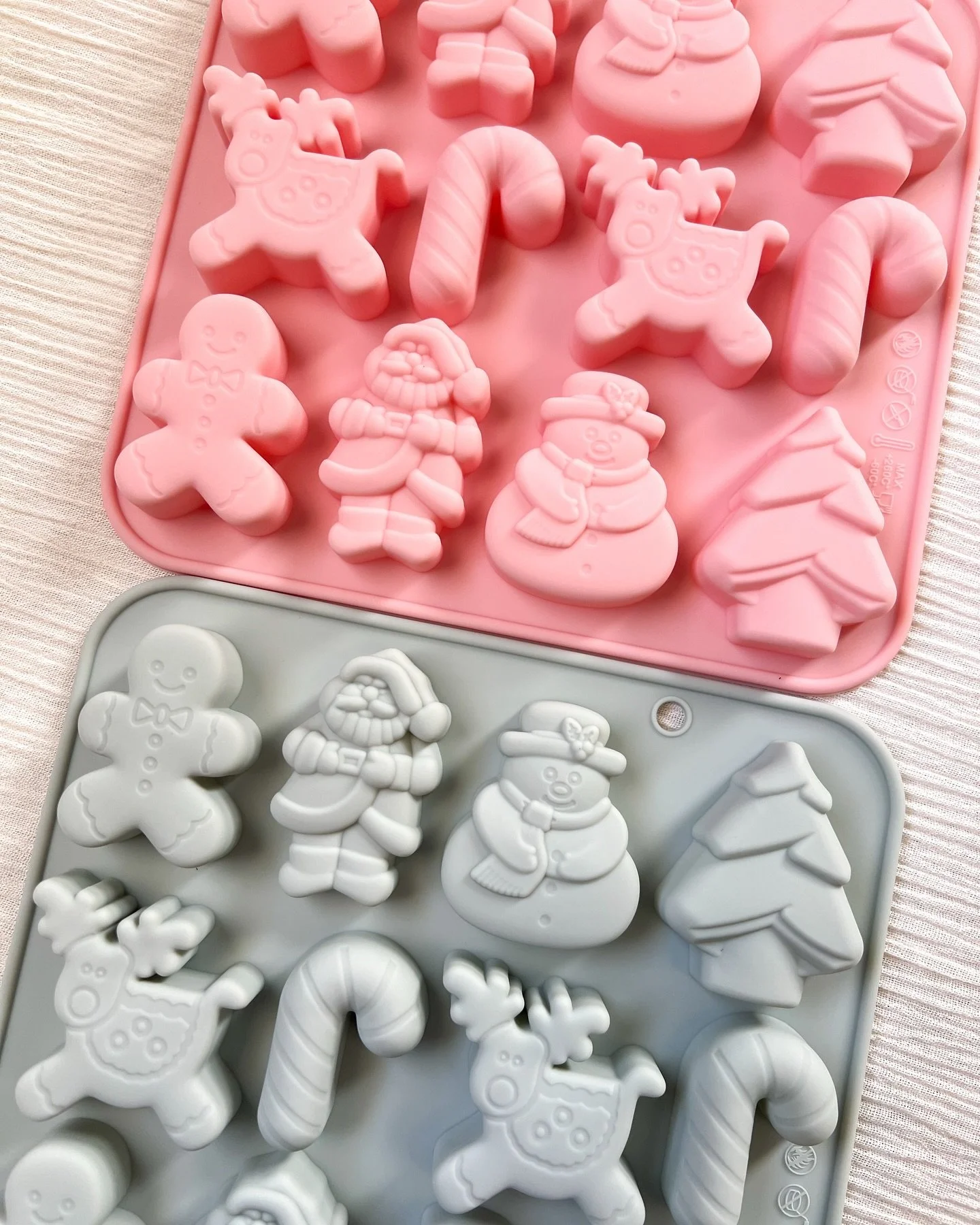 happy december, friends!! 🎄✨
&bull;
christmas is coming up fast, and we&rsquo;ll be posting our final holiday order-by date soon so you don&rsquo;t miss out! plently of gift options for the favorite pet in your life‪‪ ❤︎‬‪‪
&bull;
#viviscollection #