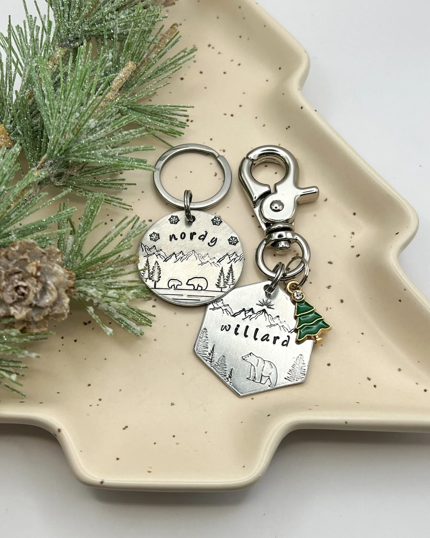 silver for the season 🎄✨
&bull;
missed Christmas delivery? no worries! winter is just getting started, and these winter-inspired tags are perfect for the season ahead! 
&bull;
#viviscollection #petidtags #pettags #handstamped #handstampedmetal