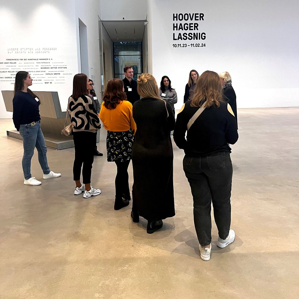 Entrance to the exhibition Hoover Hager Lassnig picture Bundesinitiative Junge Freunde Kunstmuseen.jpg