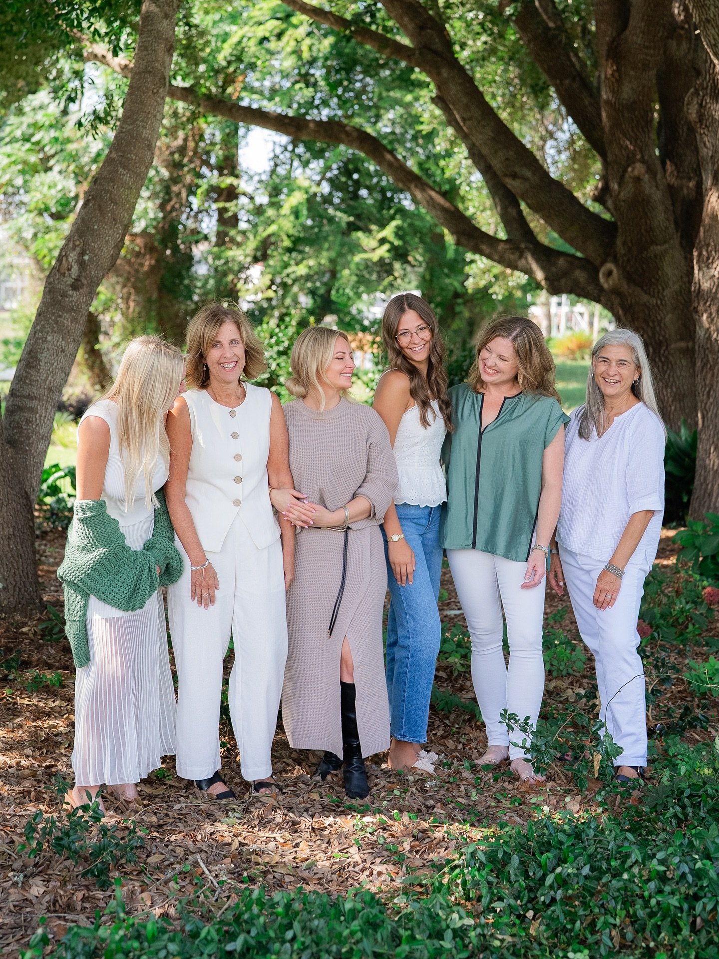 In a season of thanks, we are so thankful for this team!!! 🤍

#interiordesign #wilmingtondesign #wilmingtonnc #southportnc #team #womanownedbusiness #interiors #coatsalliving #customhomes #newconstructionhomes