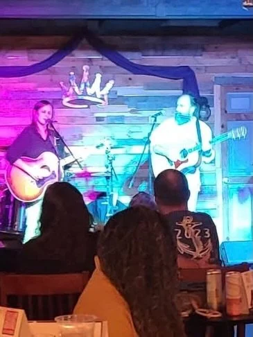 Last night made us really happy. Our show in MA was unexpectedly canceled by the venue, so we looked up open mic nights along the eastern seaboard and headed south. Found a really special listening room, @royalglenside, and spent a few hours in one o