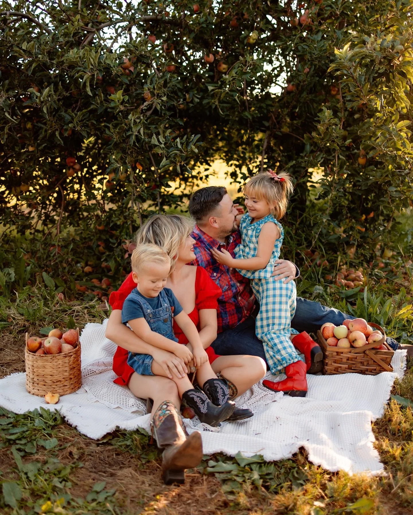 let&rsquo;s go apple pickinggggg 🍎🥧

I think we&rsquo;re 4 or 5 years in and this is still our favorite family activity to do over the fall🍂

what&rsquo;s your favorite thing to do during the fall??