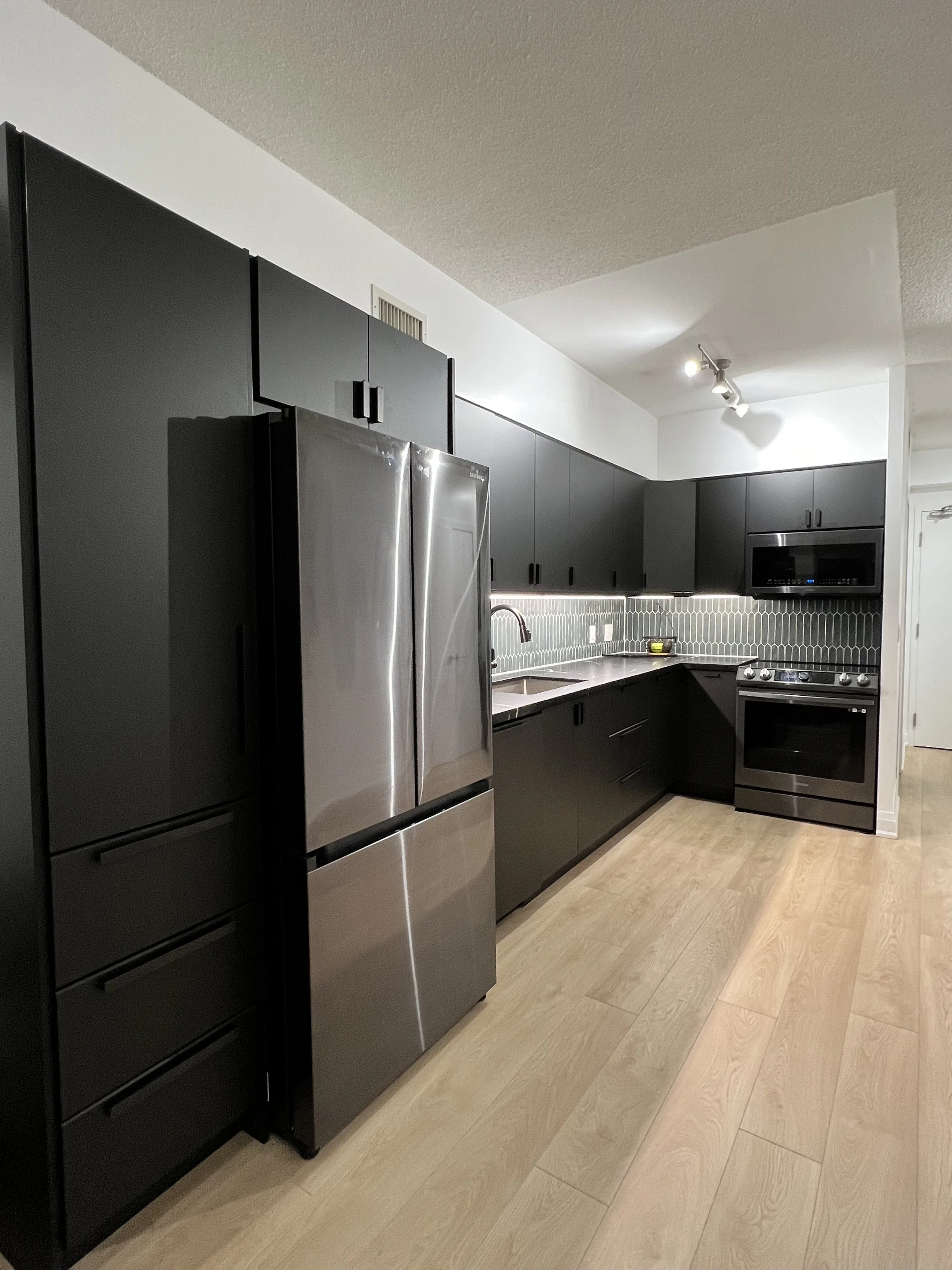 #condokitchendesign #interiordesign #luxurydesign #bashinteriors