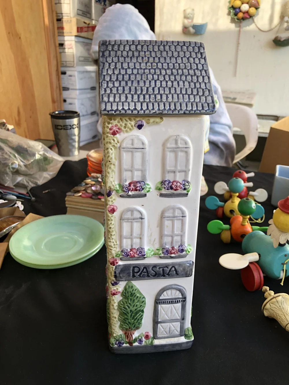 Rendu 3d D'une Banque Avec Une Pièce De Monnaie Graphique Vers Le Haut