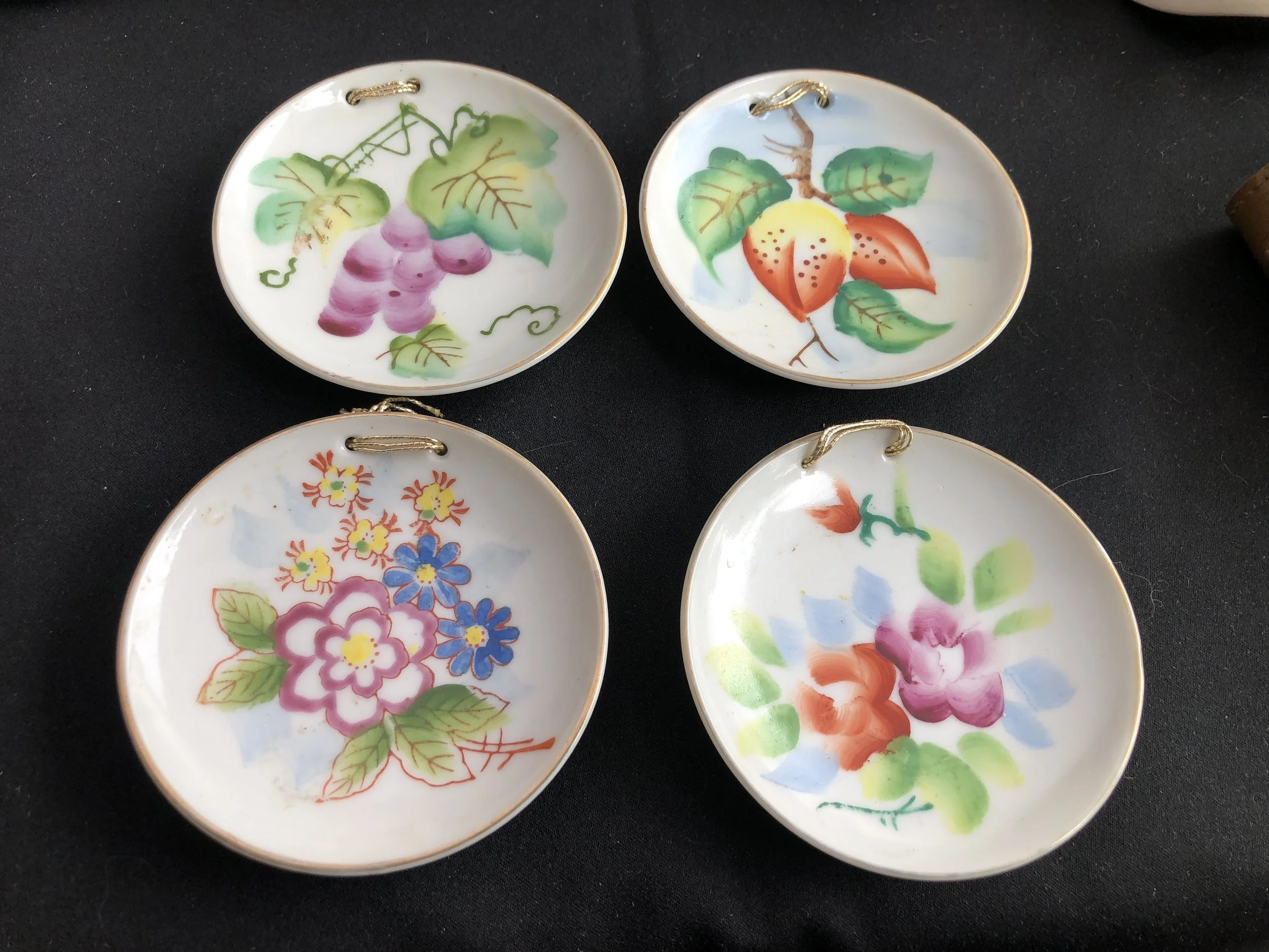 Rare Find! Vintage 1950's Blume Made in Japan - 4 Hand Painted Miniature  Decorative China Plates with Gold Trim and Thread for Hanging — Visual Candy, image size:2500x1875