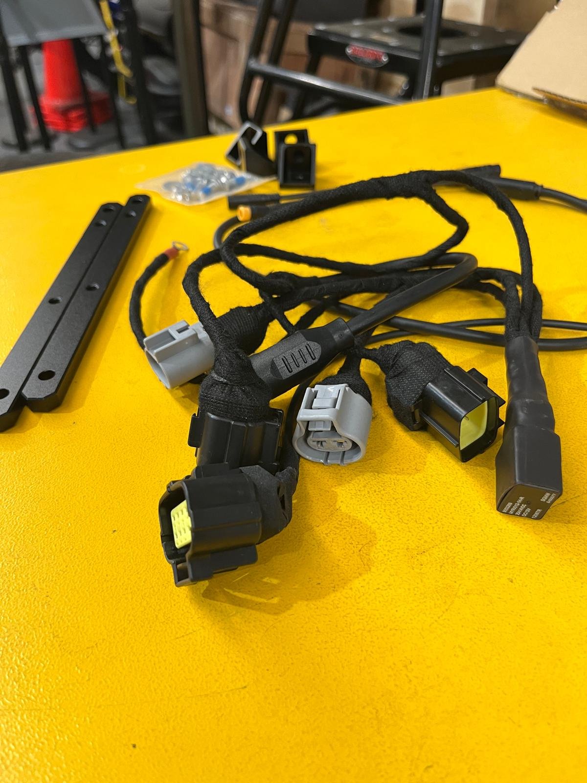Ultra Bee-R (On-Road) Harness & Brackets for the X-9000 (Canbus Compatible)