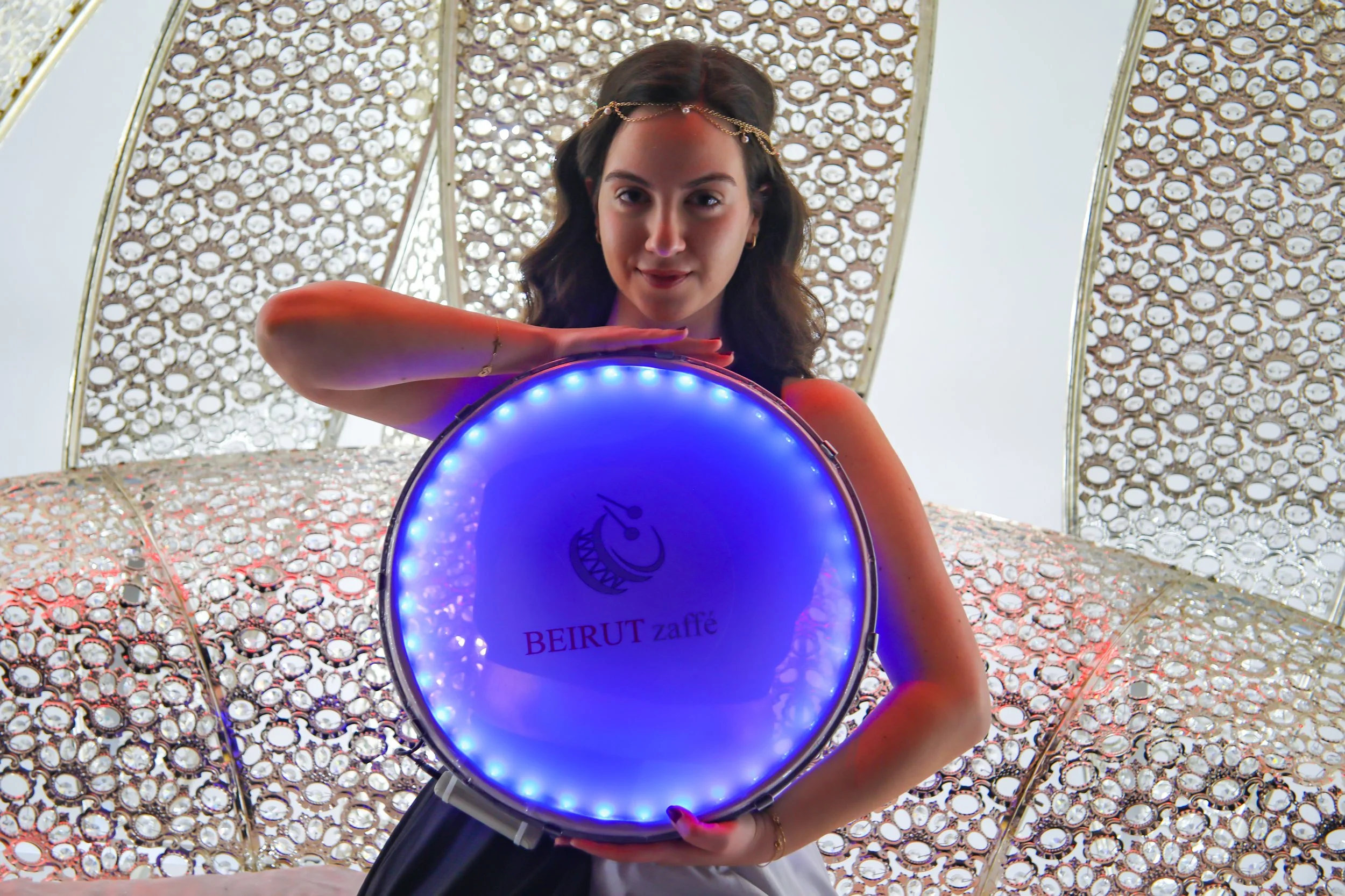danseuse de l'équipe femmes de Beirut Zaffé, dabké libanaise tenant un tambour lumineux.