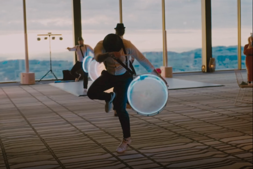 Un danseur et percussionniste de la dabké libanaise Beirut Zaffé, en plein préstation en salle de réception de mariage.
