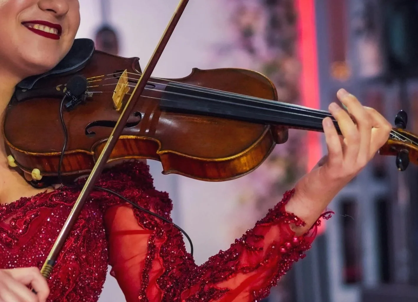 Violoniste proposée par Beirut Zaffé, en train de jouer du violon pendant un mariage.